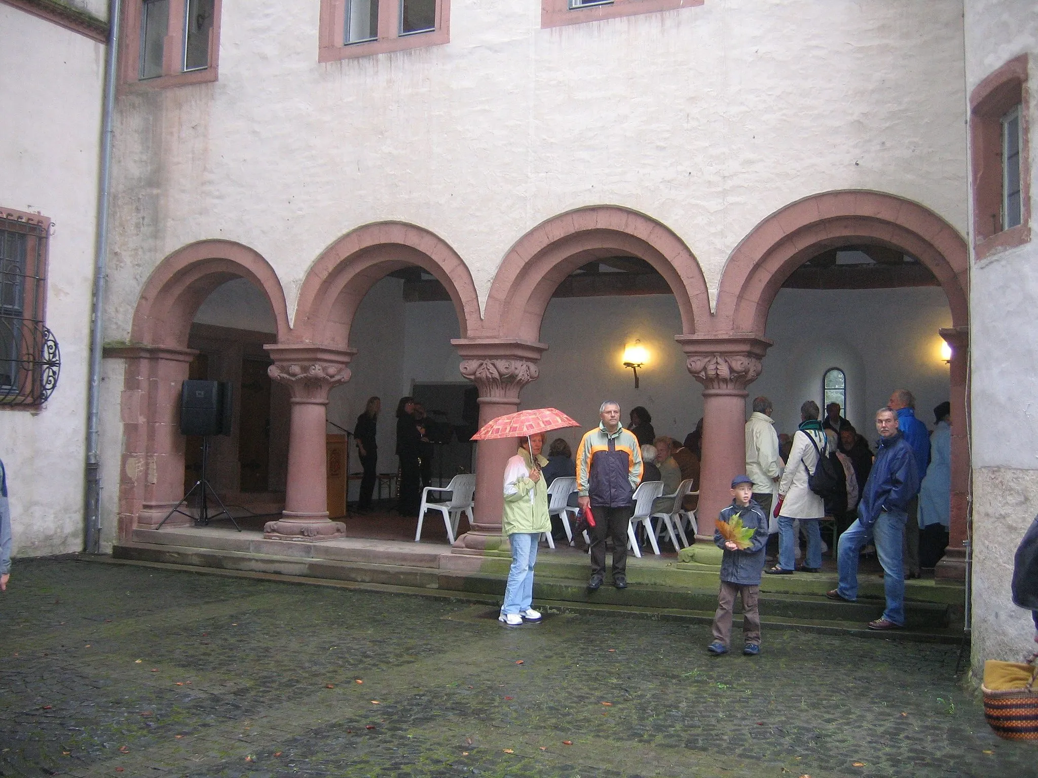 Photo showing: Stauferzeitliche Arkaden im Schlosshof Babenhausen (Hessen)