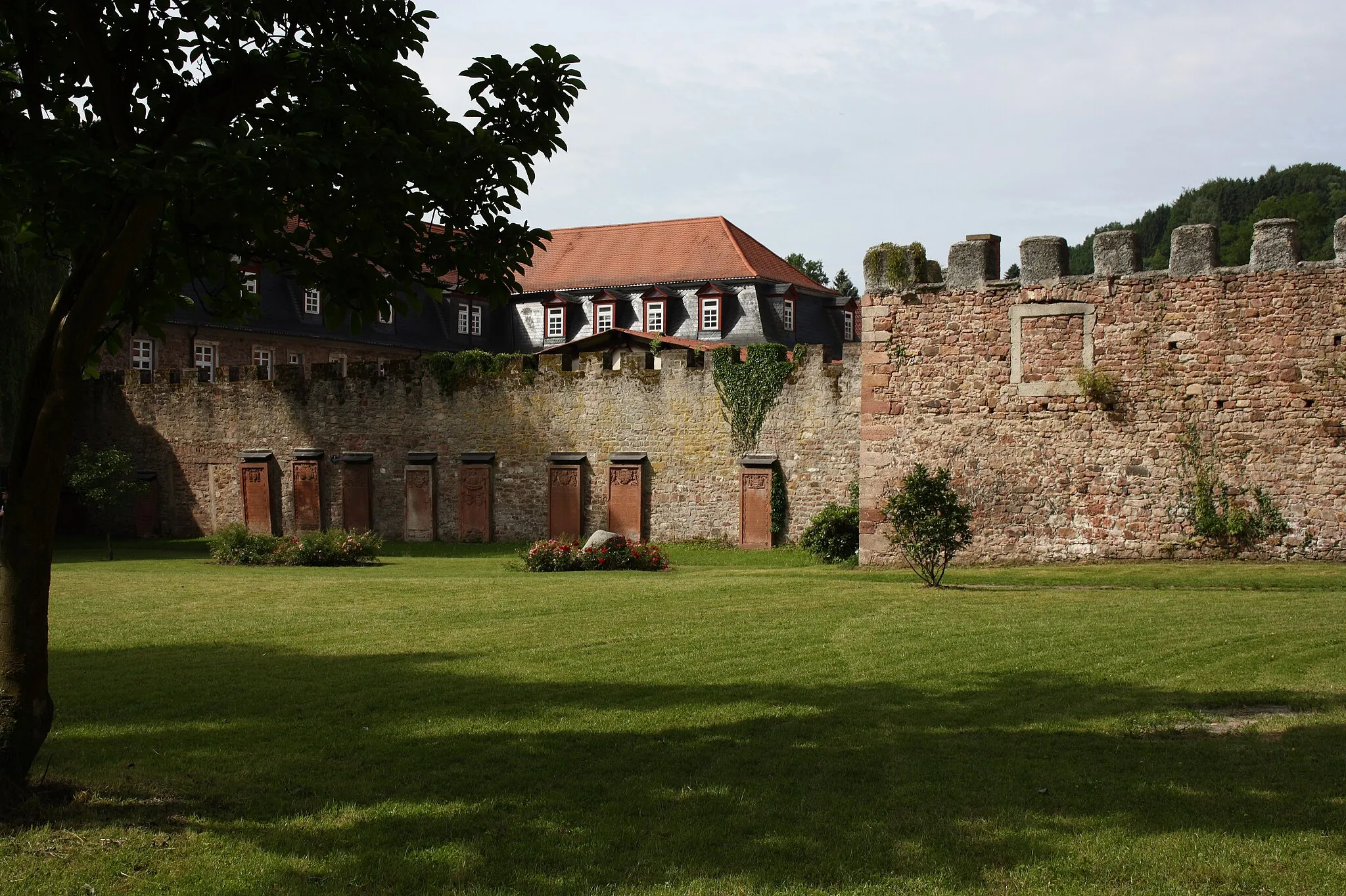 Photo showing: Epitaphien im Schlosspark in Wächtersbach im Main-Kinzig-Kreis (Hessen)