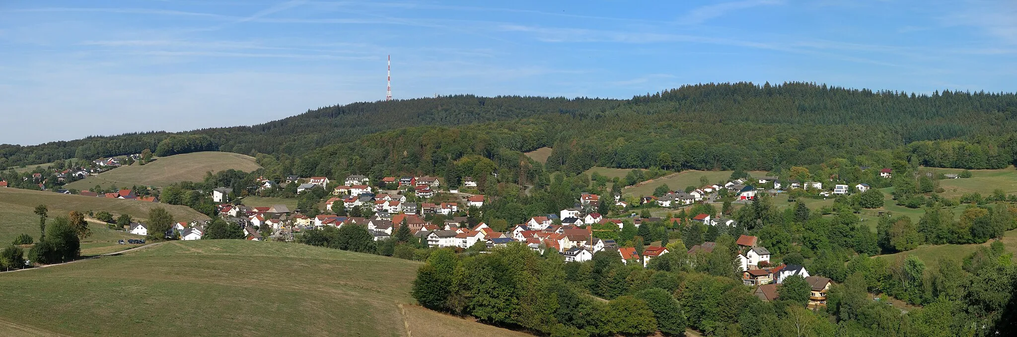 Photo showing: View of Unter-Abtsteinach in the Odenwald, seen from southwest.