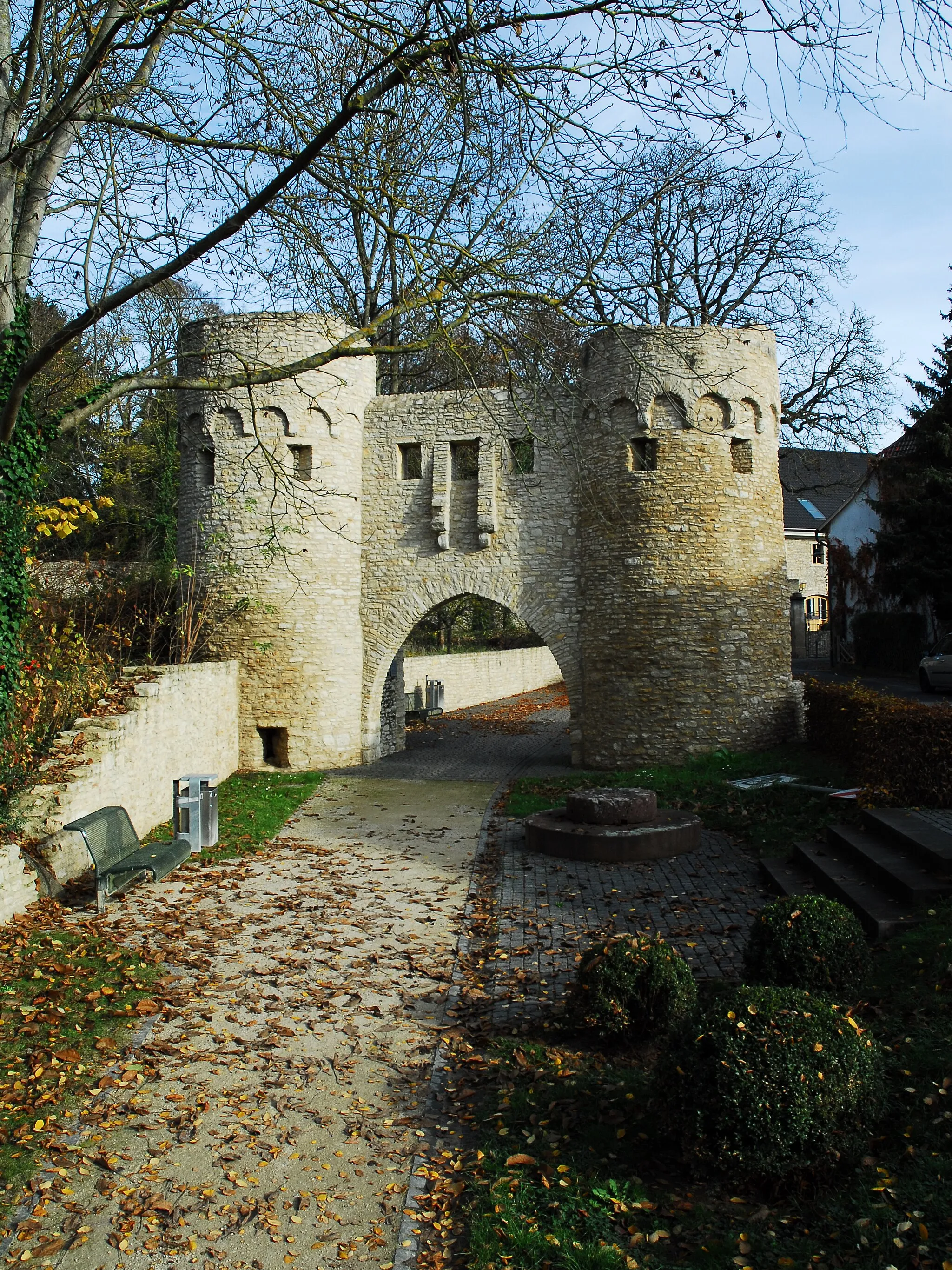 Photo showing: Ohrenbrücken-gate at the city walls of Ober-Ingelheim, Edelgasse: two high round towers with reconstructed pointed arch, 15th century. View from the west .