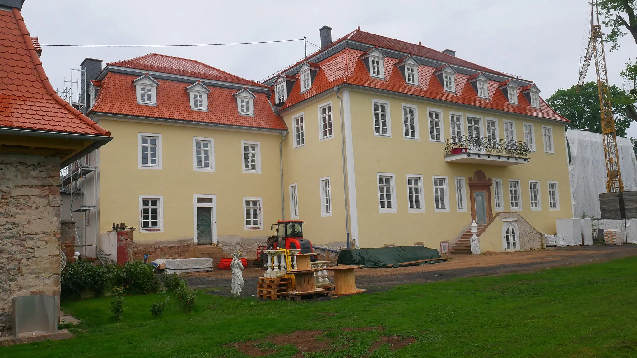 Photo showing: Das Gesamtensemble besteht aus dem Haupthaus mit den baugleichen Süd- und Nordflügel, dem angebauten ehemaligen Verwaltungsgebäude sowie dem wiederhergestellten Marstallgebäude.