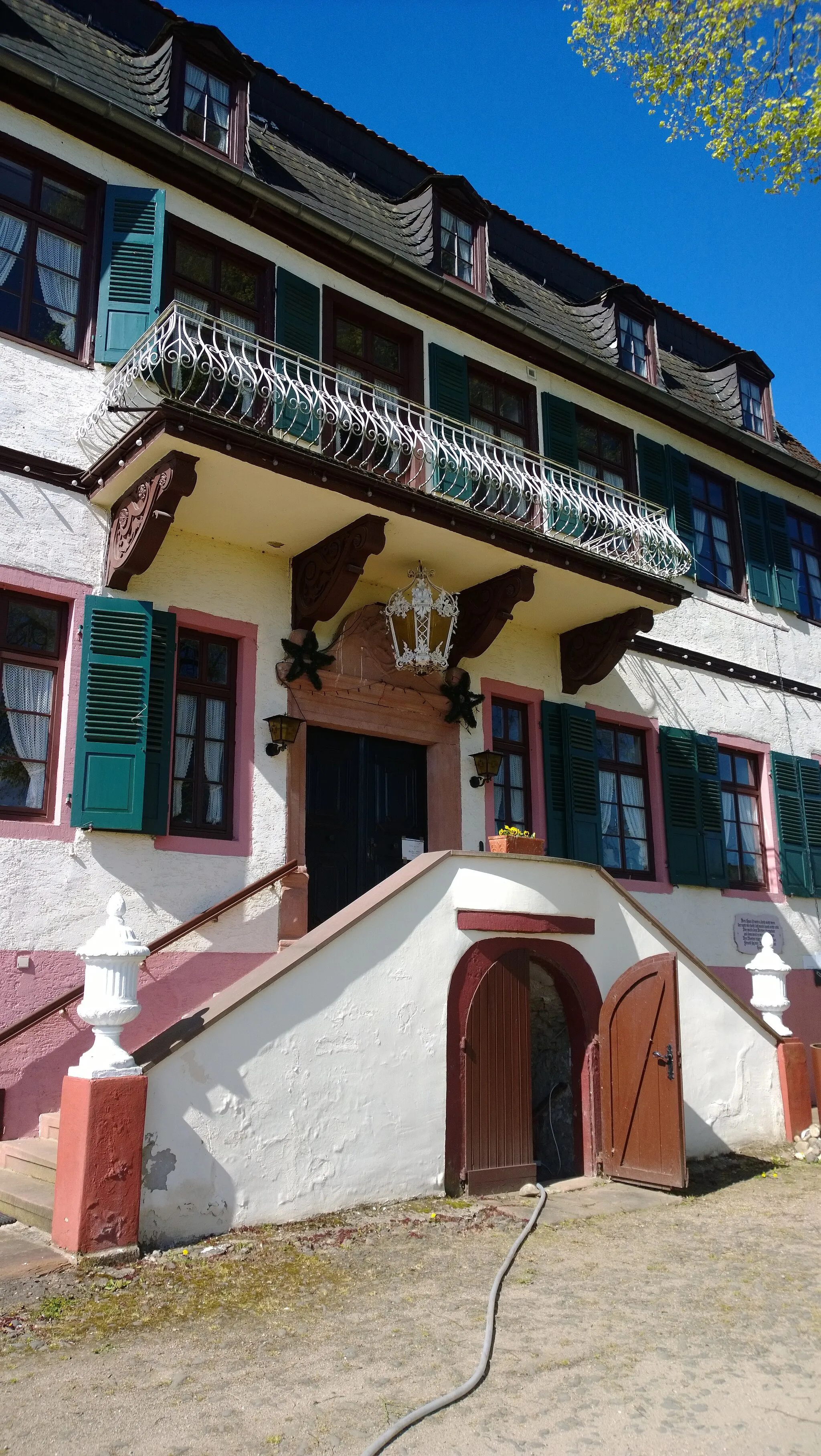 Photo showing: Schloss Günderrode: Freitreppe am Haupthaus mit Wappen und Balkon von 1820