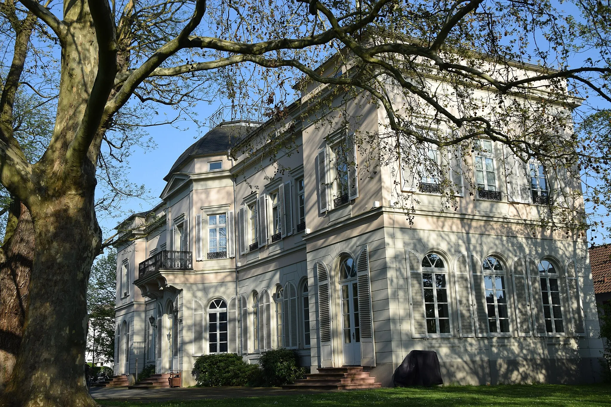 Photo showing: Kettenbornpalais zwischen Kettenbornstraße und Rheingau-Palais