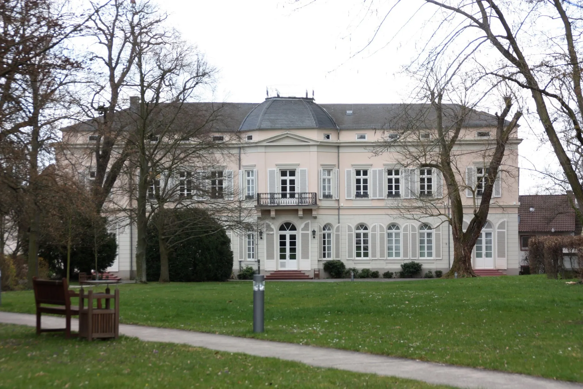 Photo showing: Der Kettenborn-Palais bei der Söhnlein-Sektkelterein in Schierstein, Wiesbaden, Hessen. In dem 1838 erbauten Direktionsgebäude befand sich die Verwaltung und Wohnung der Geschäftsführung. Der Initiator war der Schiersteiner Johann Jacob Söhnlein (1827-1912), dem die Geschäftsführung übertragen wurde.