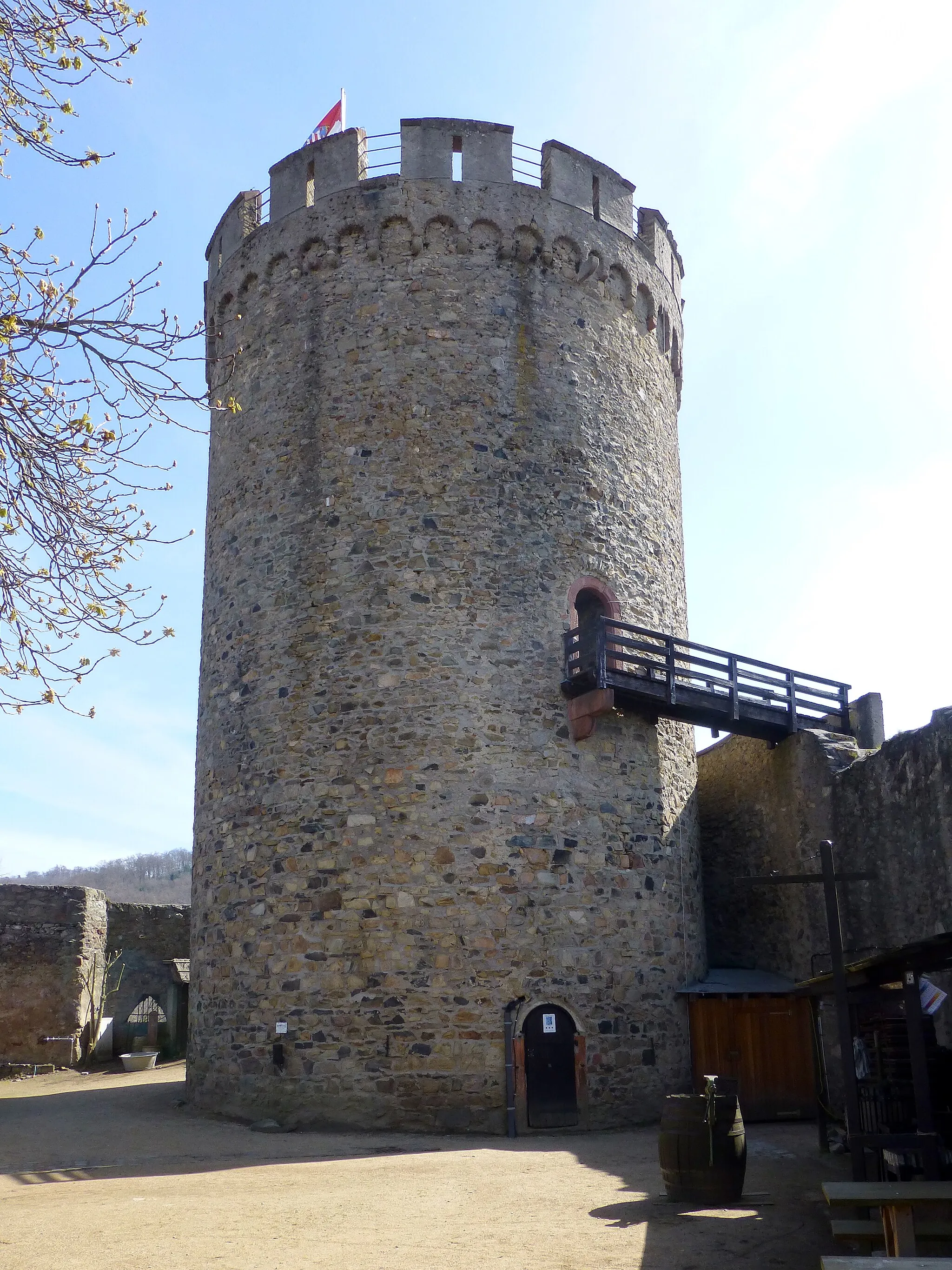 Photo showing: Bergfried des Alsbacher Schlosses; Ansicht von Nordwesten mit Blick auf den Hocheingang und die Holzbrücke am Zugang; unten die Tür zum Verlies