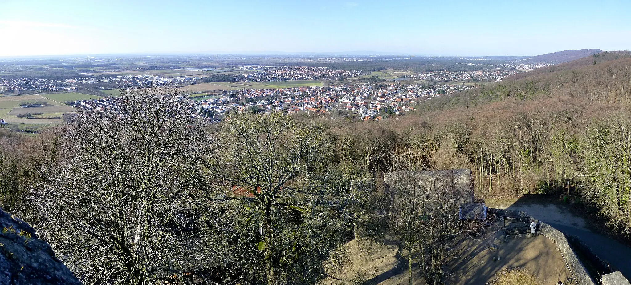 Photo showing: 120°-Panoramablick vom Bergfried des Alsbacher Schlosses nach Nordnordwesten; Bildmitte Alsbach, dahinter Bickenbach; mittig links Hähnlein; mittig rechts Seeheim-Jugenheim, dahinter rechts der Langenberg; in der Ferne der Taunus