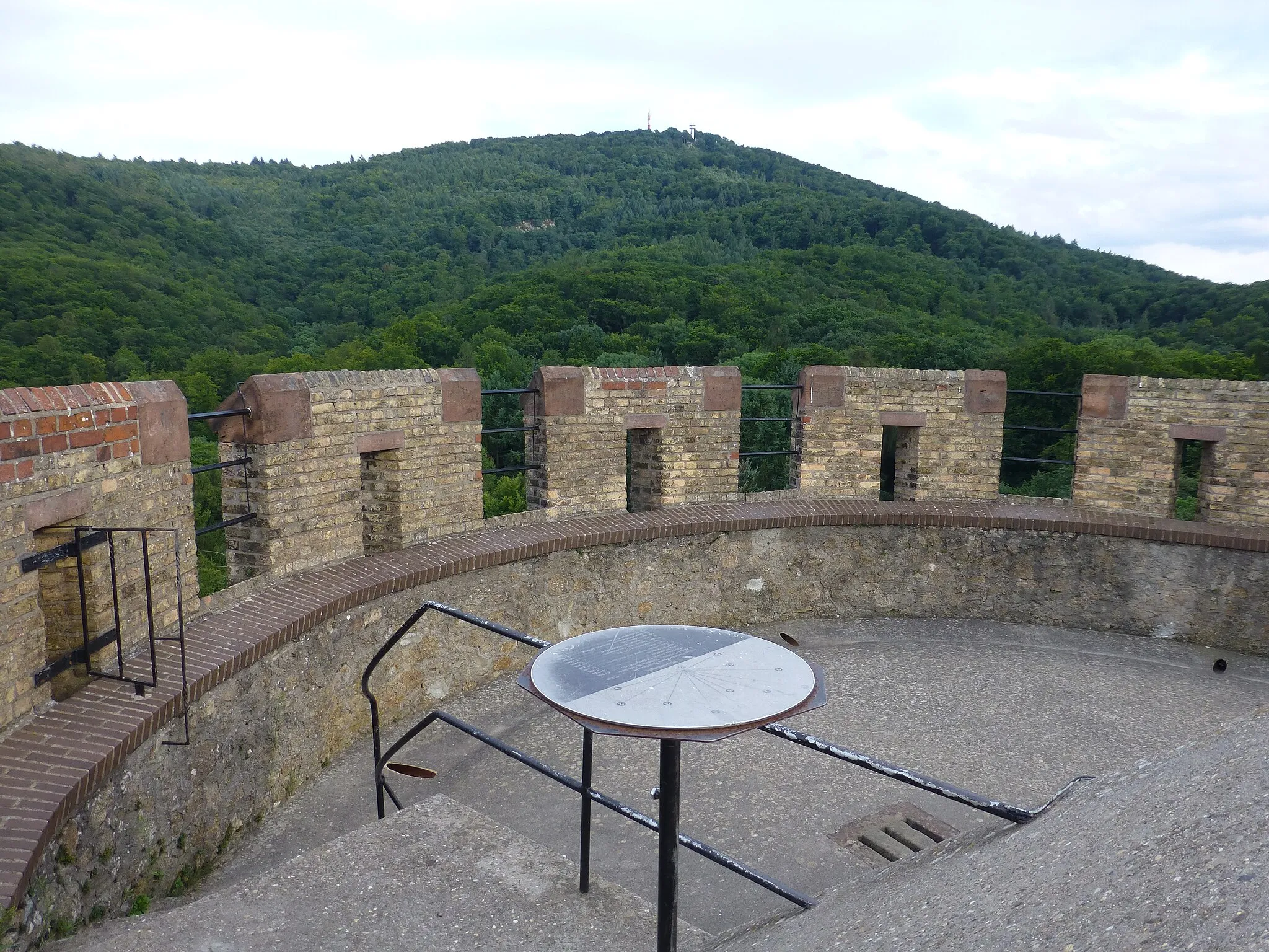 Photo showing: Bergfried des Alsbacher Schlosses; Aussichtsplattform mit Blick zum Melibokus
