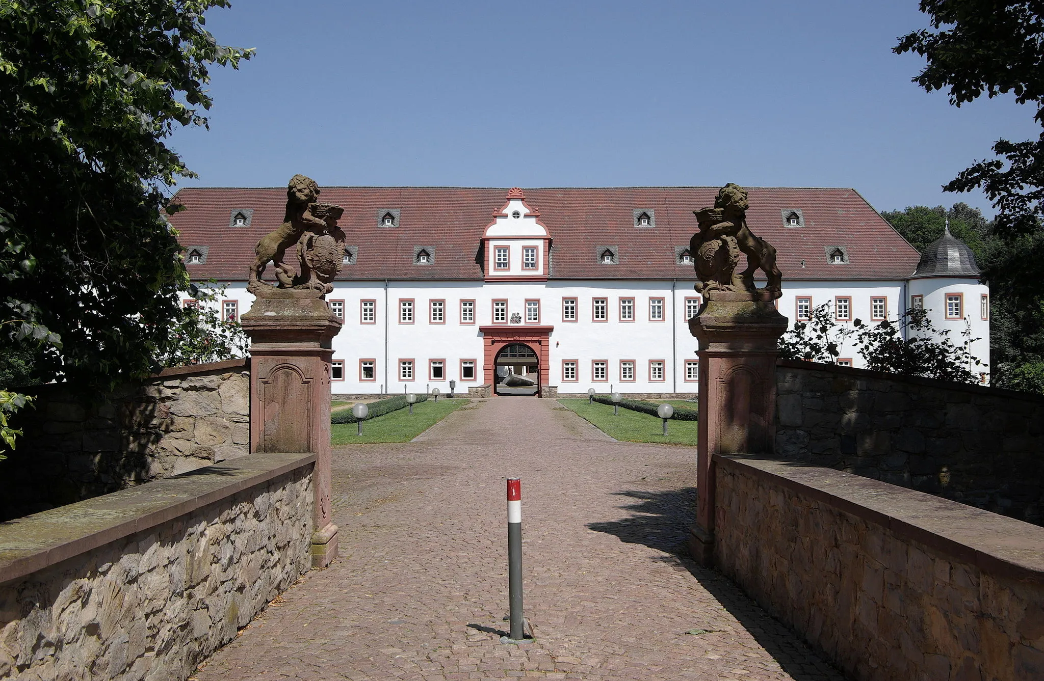 Photo showing: Heusenstamm, Schloss Schönborn, die Löwen halten links das Schönborn-Wappen, rechts das Monogramm des Grafen Eugen Franz Erwein von Schönborn (1727-1801)