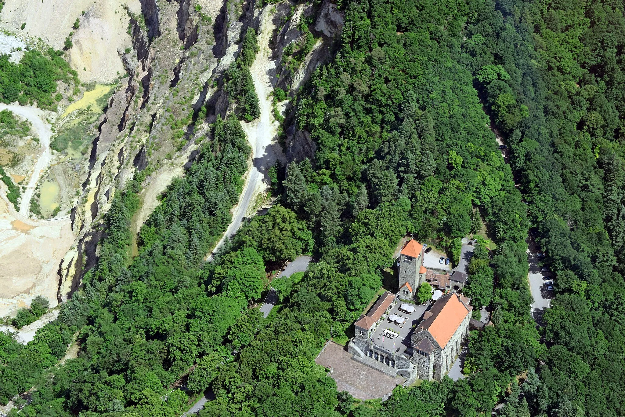 Photo showing: Aerial photo of the Wachenburg castle of Weinheim, bordering the Weinheim quarry (Porphyrwerke Weinheim), approx. 15 km north of Heidelberg.