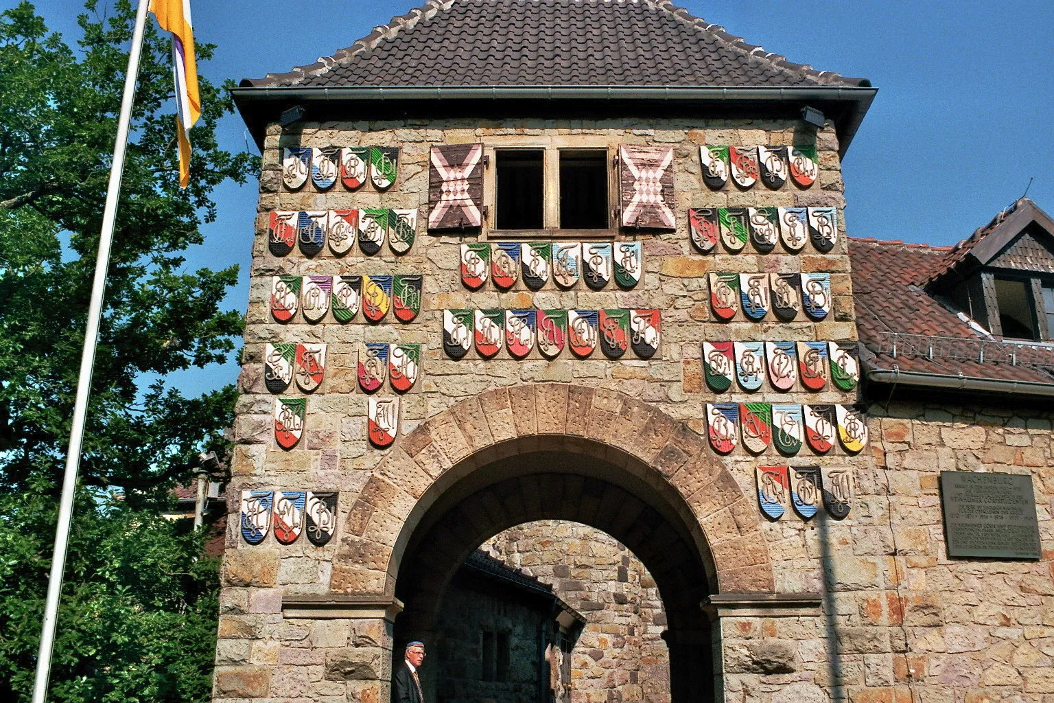Photo showing: Gate of de:Wachenburg Castle close to de:Weinheim in Baden-Württemberg / Germany, decorated with coats of arms of student fraternities
