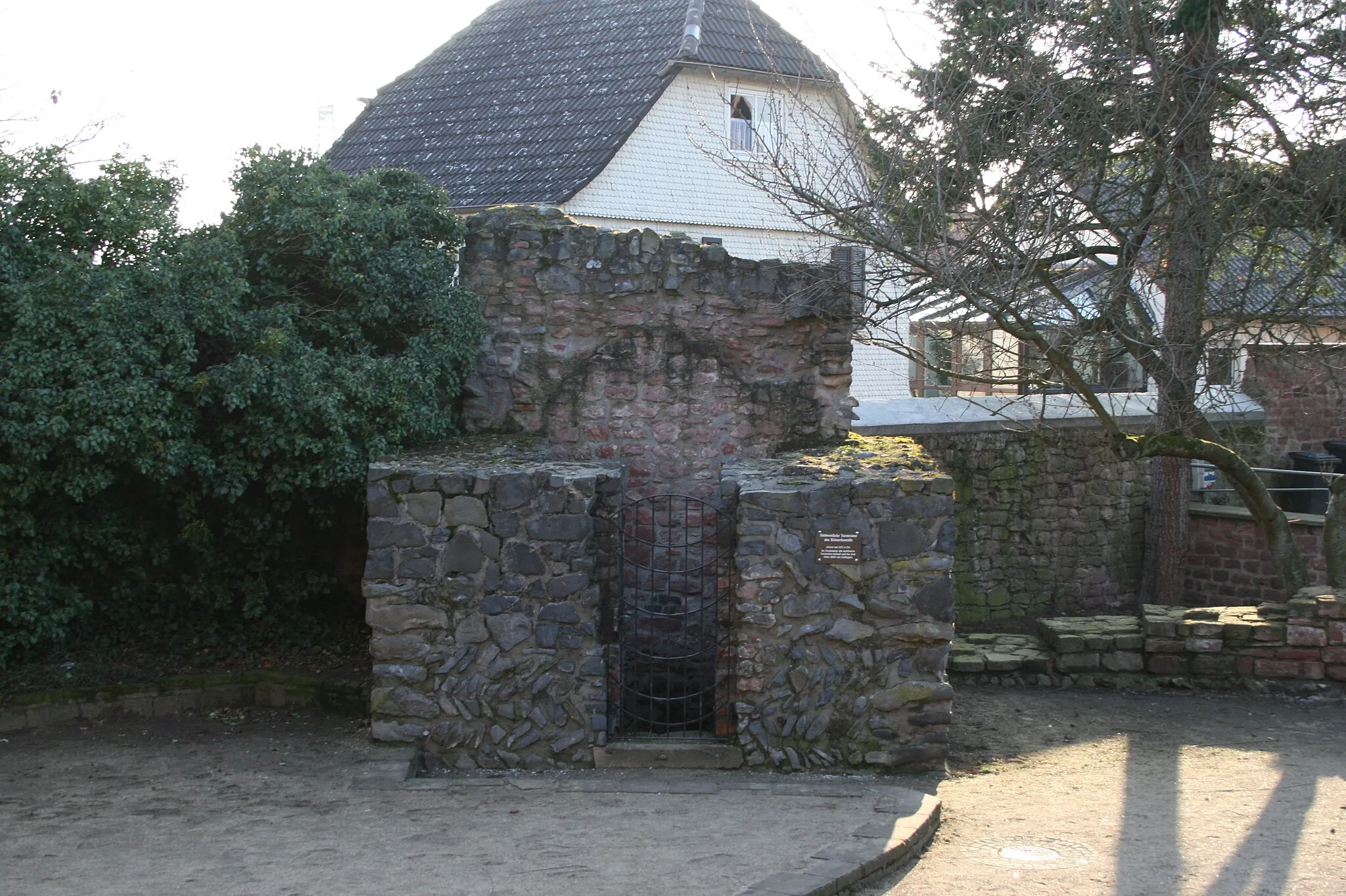 Photo showing: Kastell Großkrotzenburg. Ansicht des südwestlichen Eckturms.