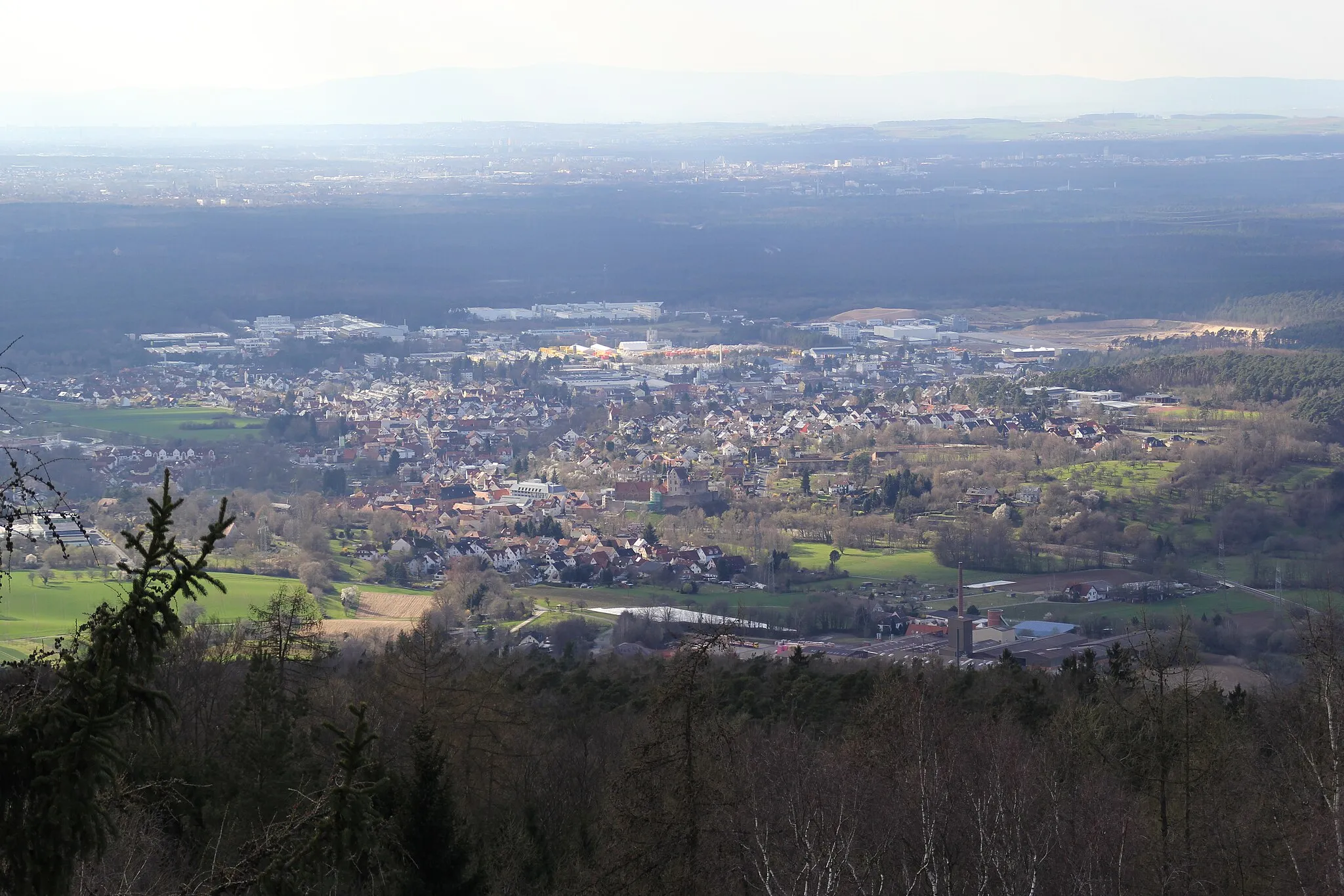 Photo showing: Alzenau im Landkreis Aschaffenburg, Bayern. Gesehen vom Ludwigsturm auf dem Hahnenkamm.