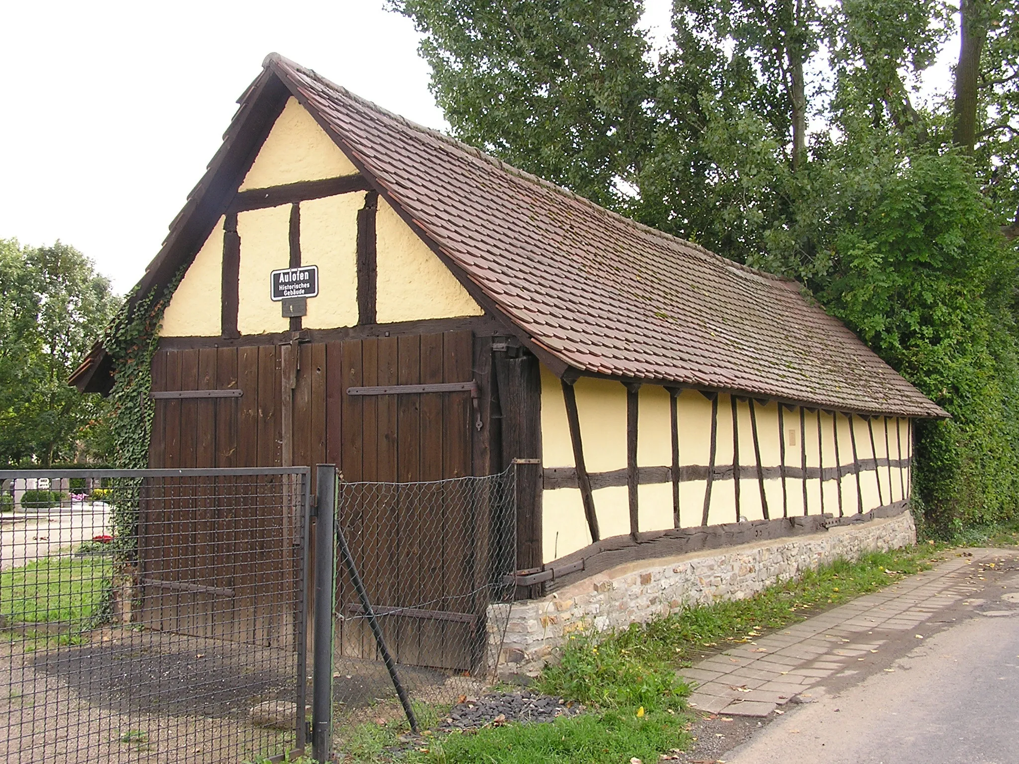 Photo showing: The “Aulofen” in Friedrichsdorf-Seulberg. It was built in the core of the village, but today ist stands at the cemetery.