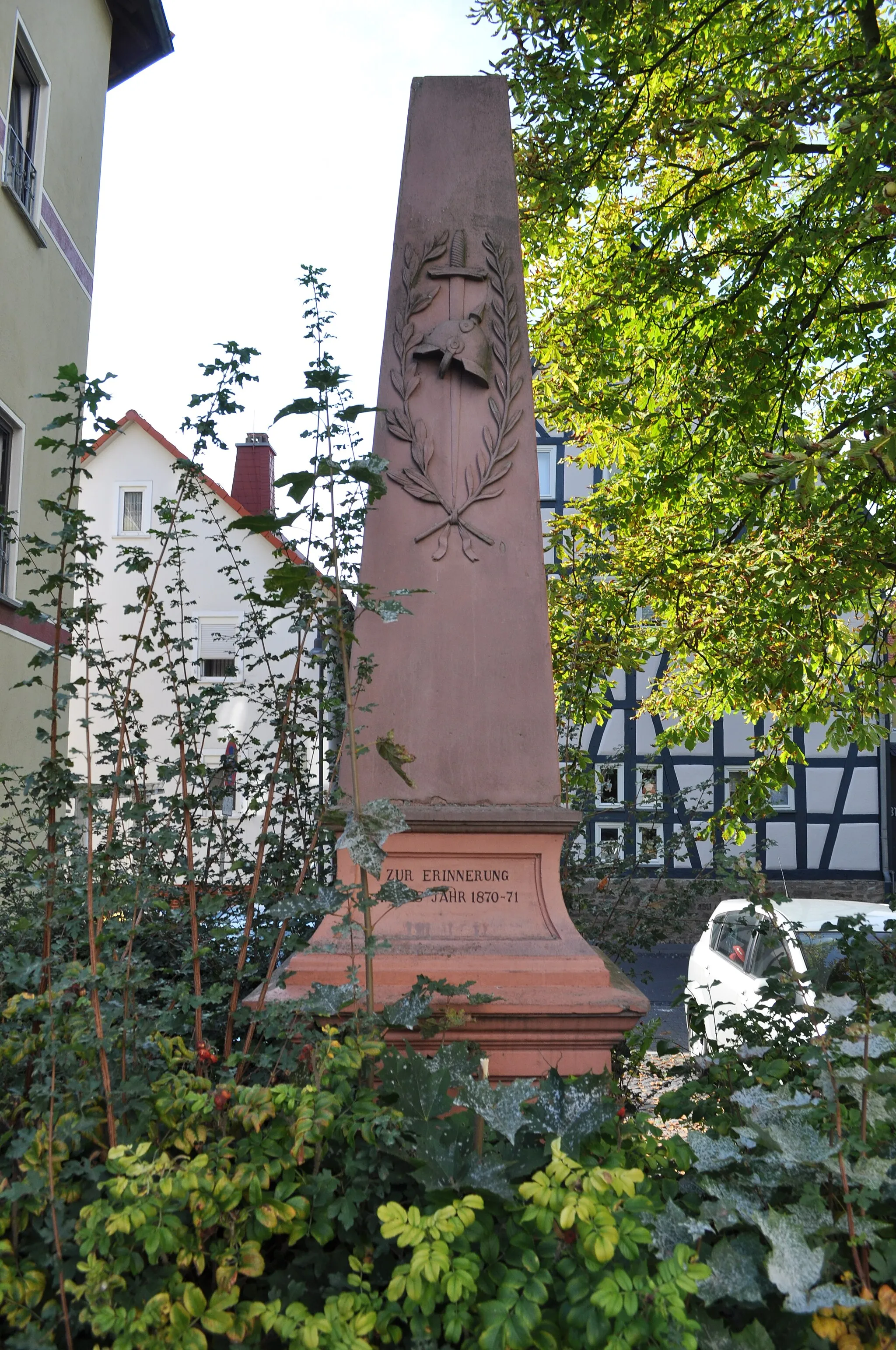 Photo showing: Rodheim vor der Höhe, Kriegerdenkmal 1870/71 gegenüber dem Kirchturm