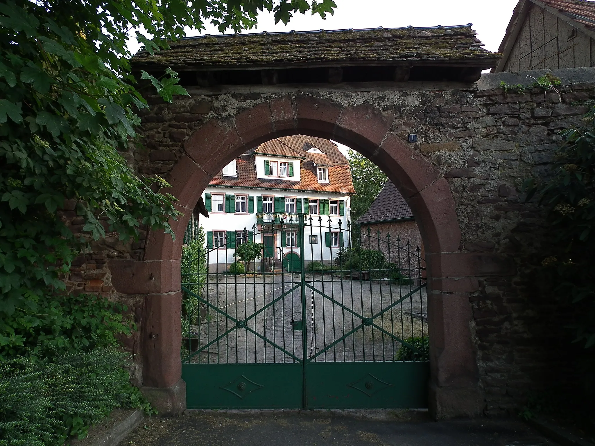 Photo showing: Von Bettendorf´scher Wohnplatz seit 1427. Im Jahr 1689 zusammen mit Nußloch von den Truppen des Generals Melac zerstört. Erst 1790 wieder an gleicher Stelle mit Pächterhaus und Scheune neu errichtet.