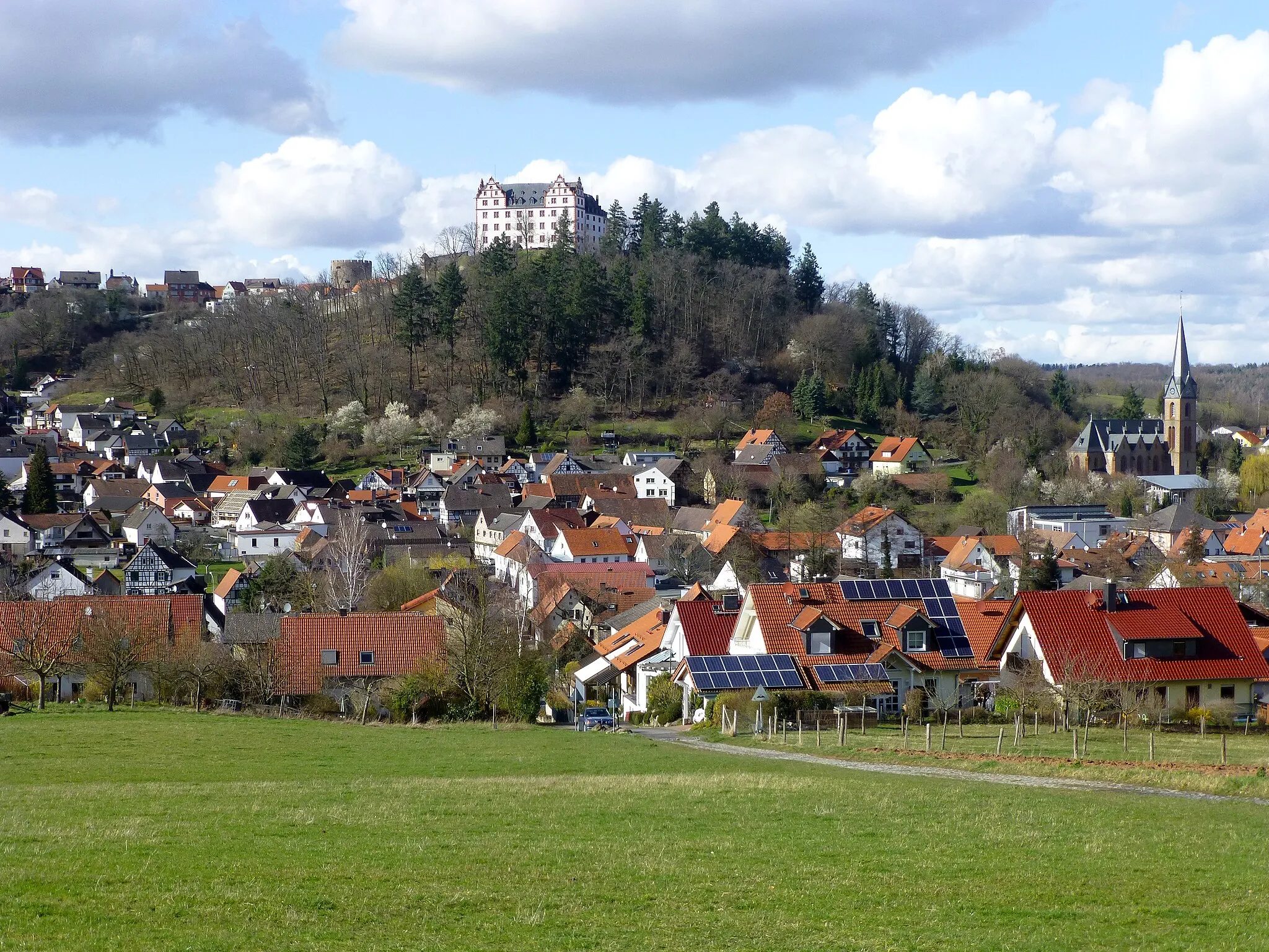 Photo showing: Blick auf Fischbachtal-Niedernhausen; dahinter oberhalb Lichtenberg mit dem Schloss Lichtenberg
