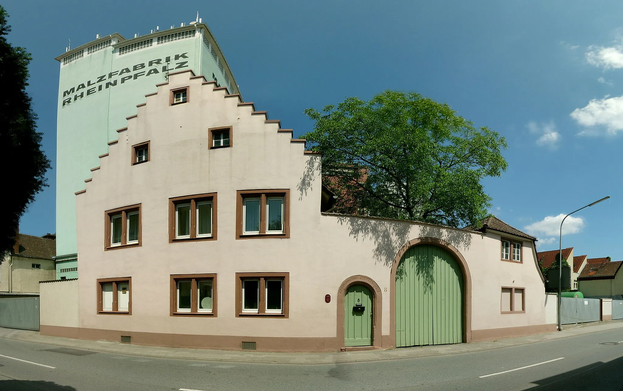 Photo showing: ehem. Pfarrhaus aus dem 16. Jahrhundert, erstes erhaltenes Steinhaus in D-64319 Pfungstadt, Borngasse 8