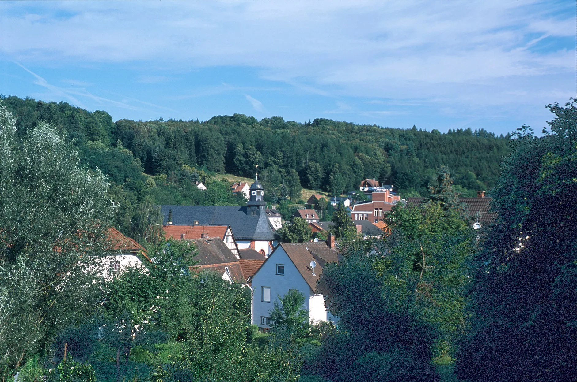 Photo showing: Hirzenhain im Juli 2009. Blick von der Klostermauer.