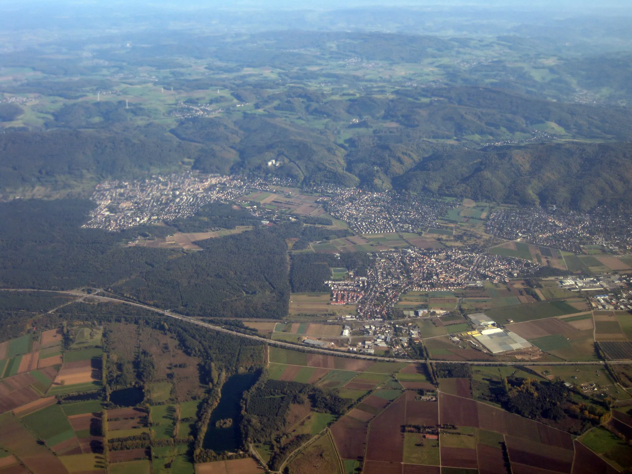Photo showing: Seeheim (links), Jugenheim (mittig) und Alsbach (Gemeinde Alsbach-Hähnlein) rechts. Bickenbach im Vordergrund. Luftbild vom Westen aus.