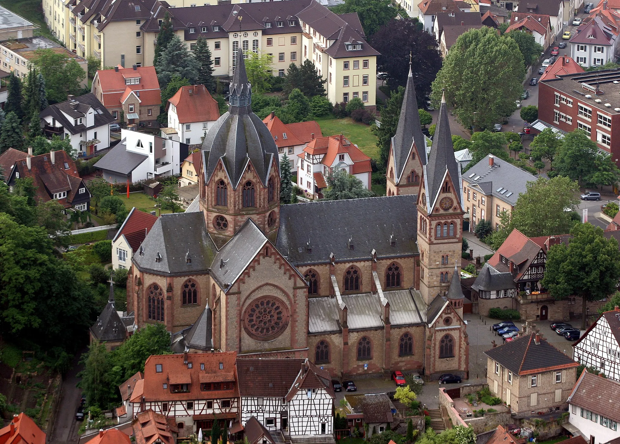 Photo showing: Die St. Peter-Kirche der Stadt Heppenheim (Bergstraße) von der Starkenburg aus.