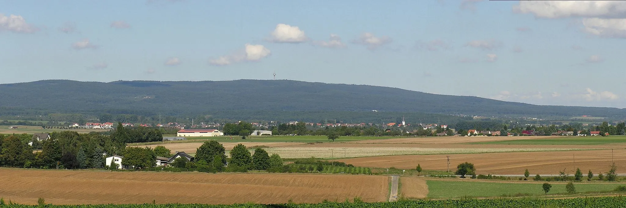 Photo showing: The Winterstein and the tower on the Steinkopf in the Taunus, photographed from Karben.