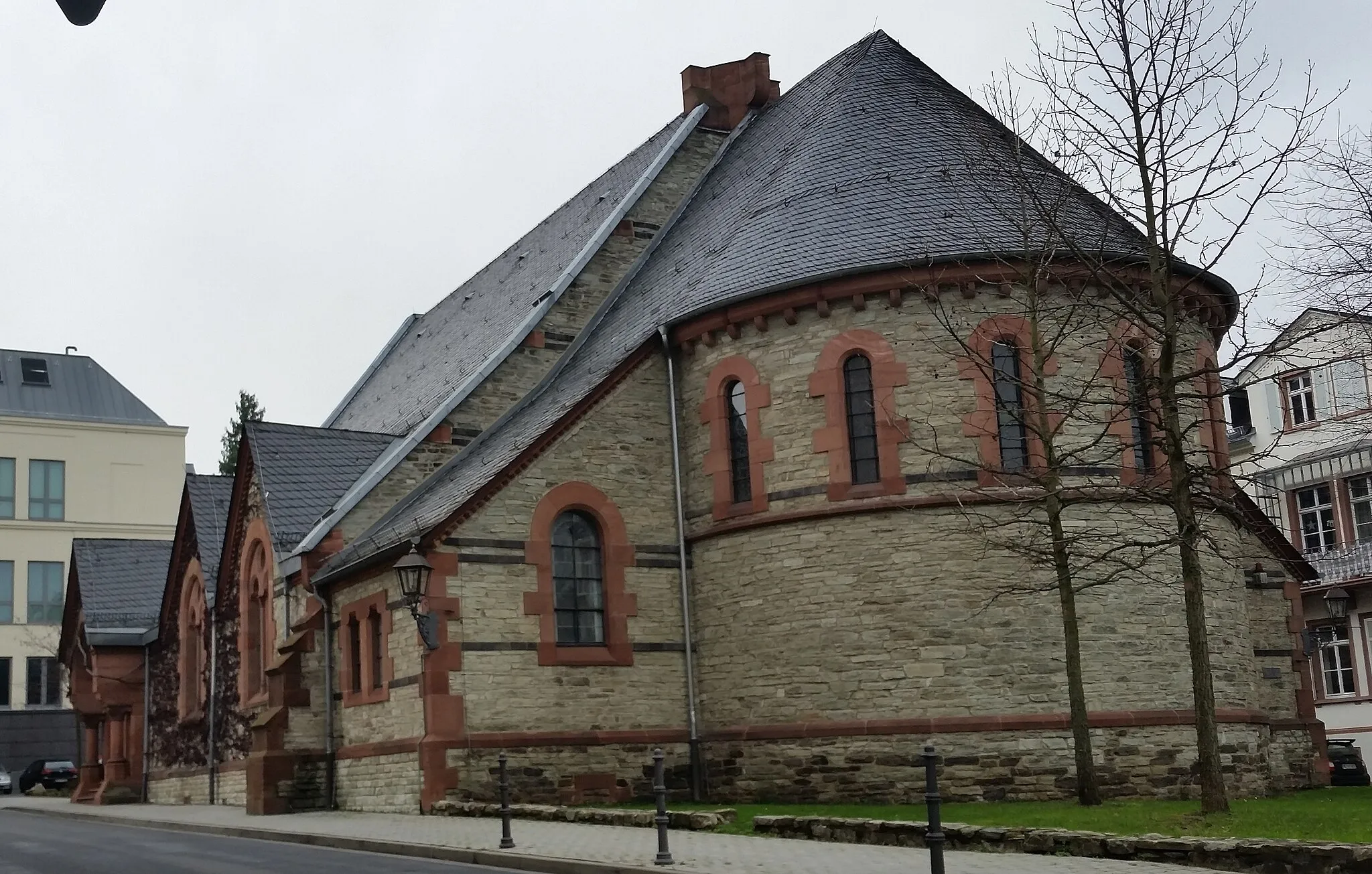 Photo showing: The „Englische Kirche“ (English Church) is the building of a former church used by the Anglican Communion, which is used as a cultural center nowadays.