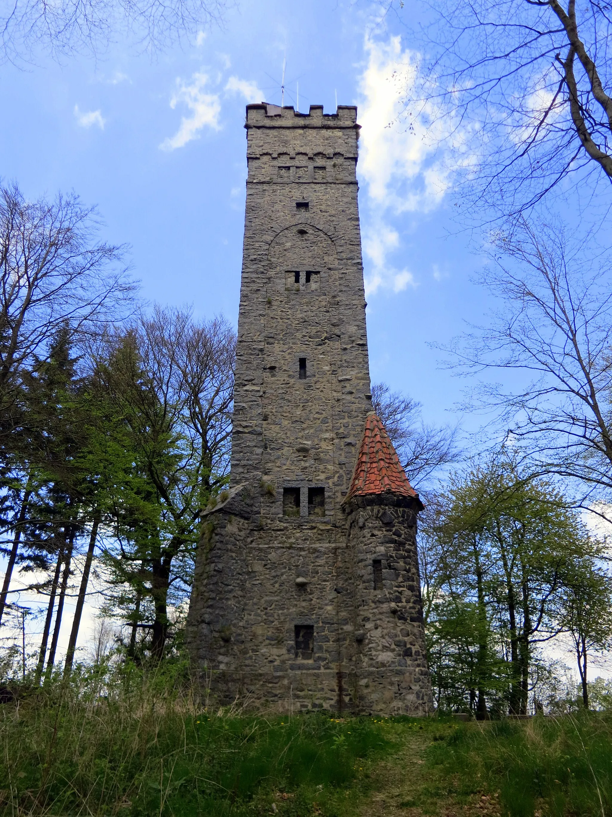 Photo showing: The Ohlyturm is the landmark of the Felsberg (Odenwald)