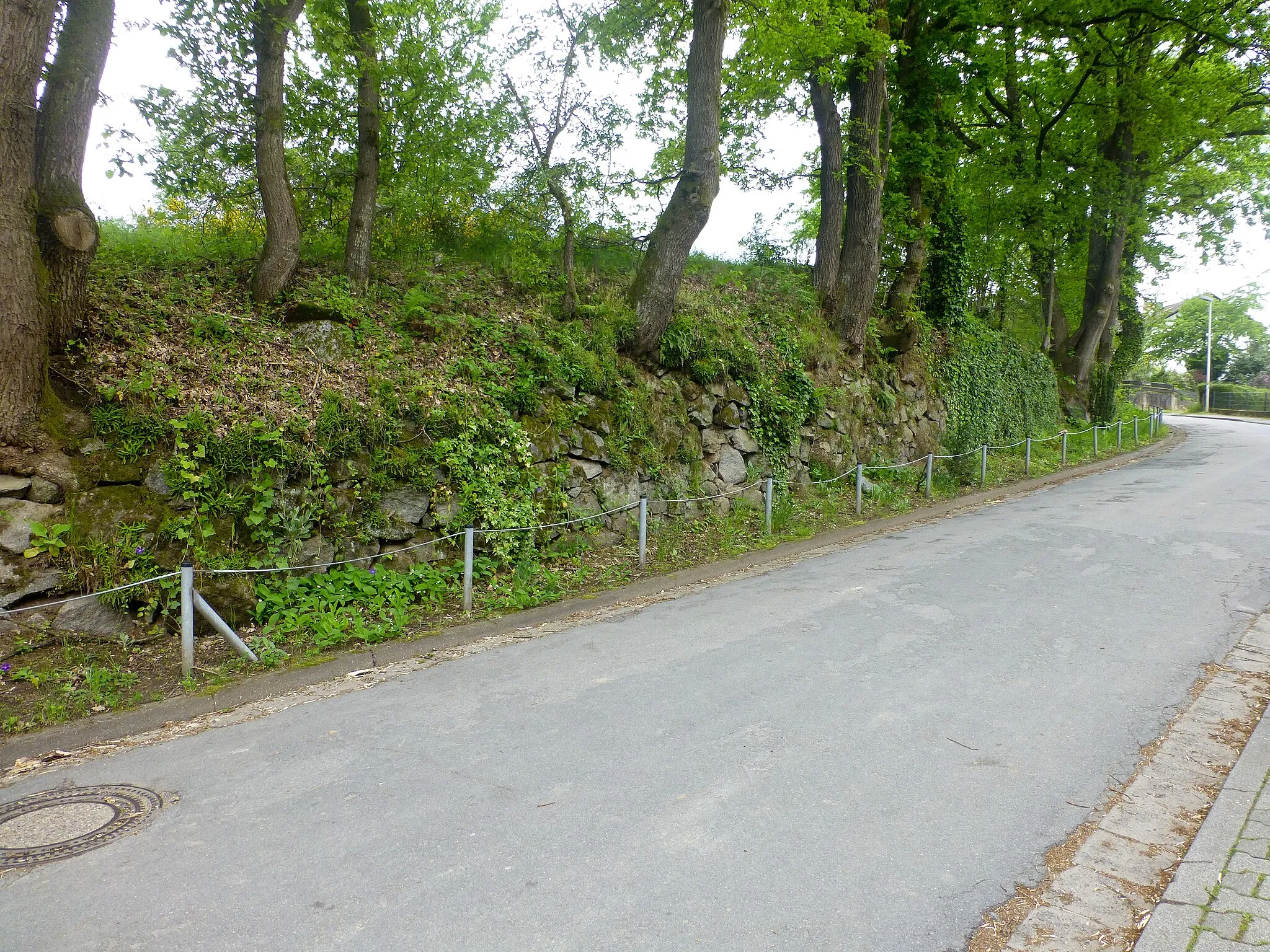 Photo showing: Stützmauer entlang der Westseite der Ortsstraße in Lauten-Weschnitz