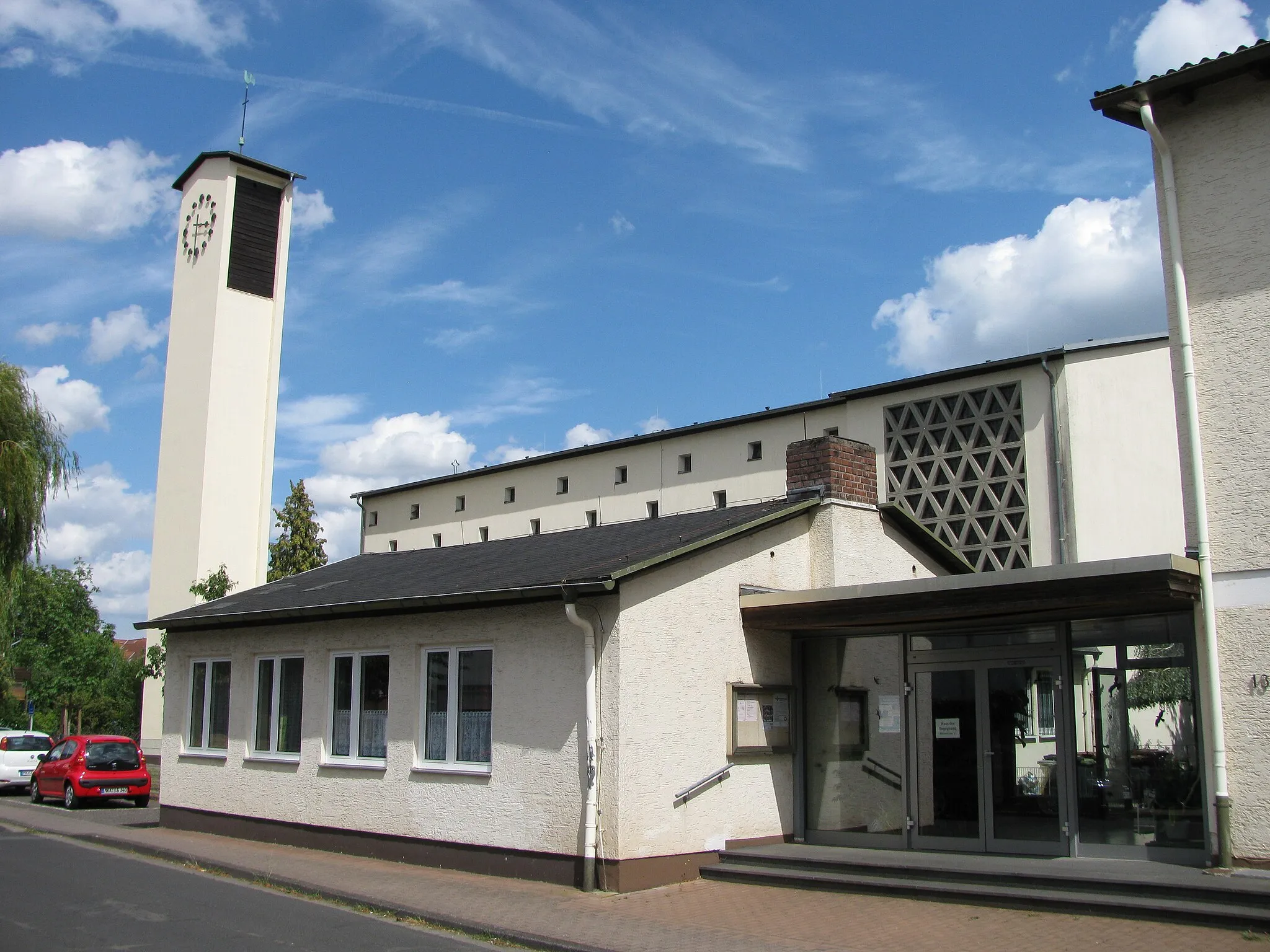 Photo showing: die Kirche St. Theresia an der Schlesische Straße 10 in Maintal-Bischofsheim