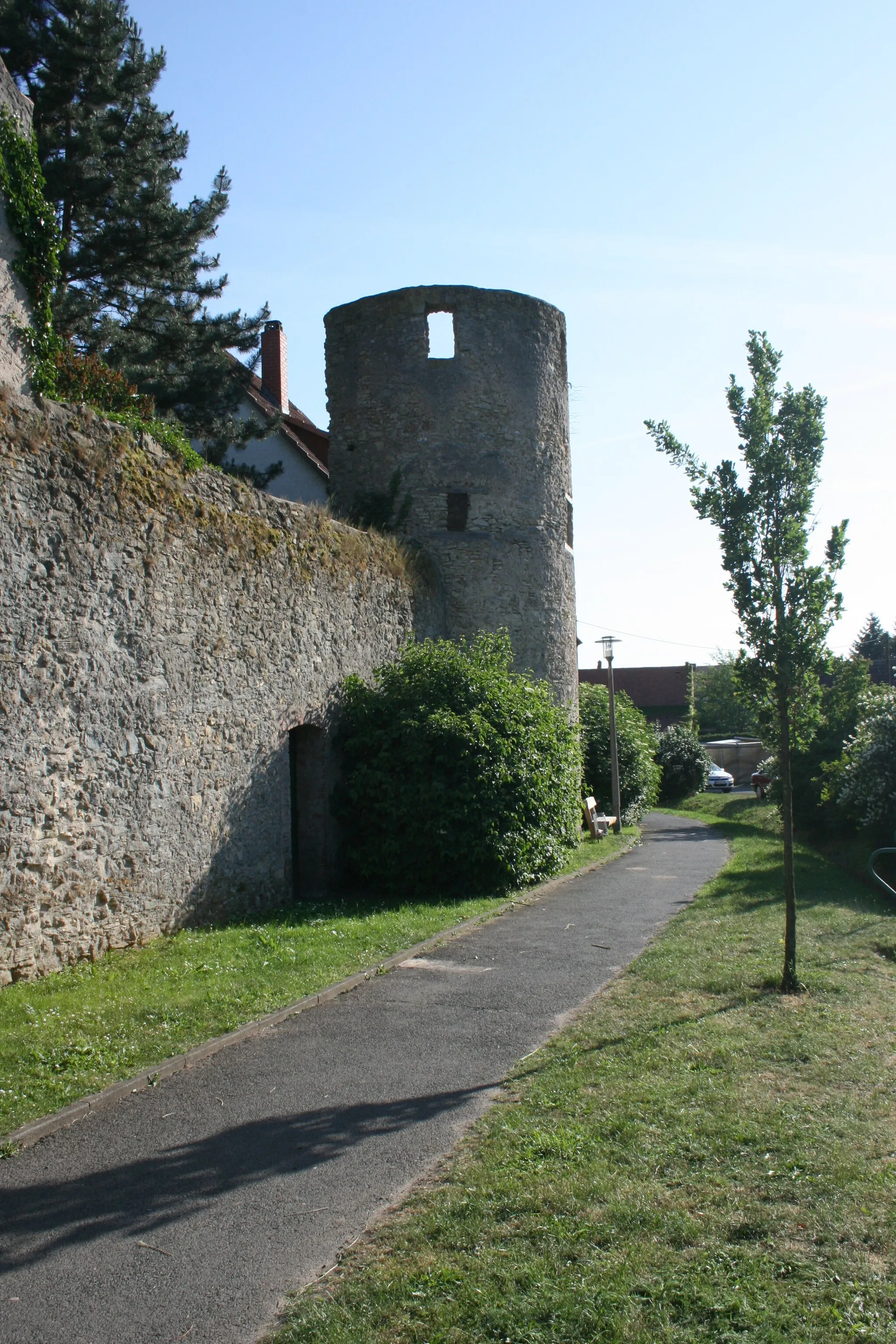 Photo showing: Teil der nördlichen Ringmauer in Maintal-Hochstadt.