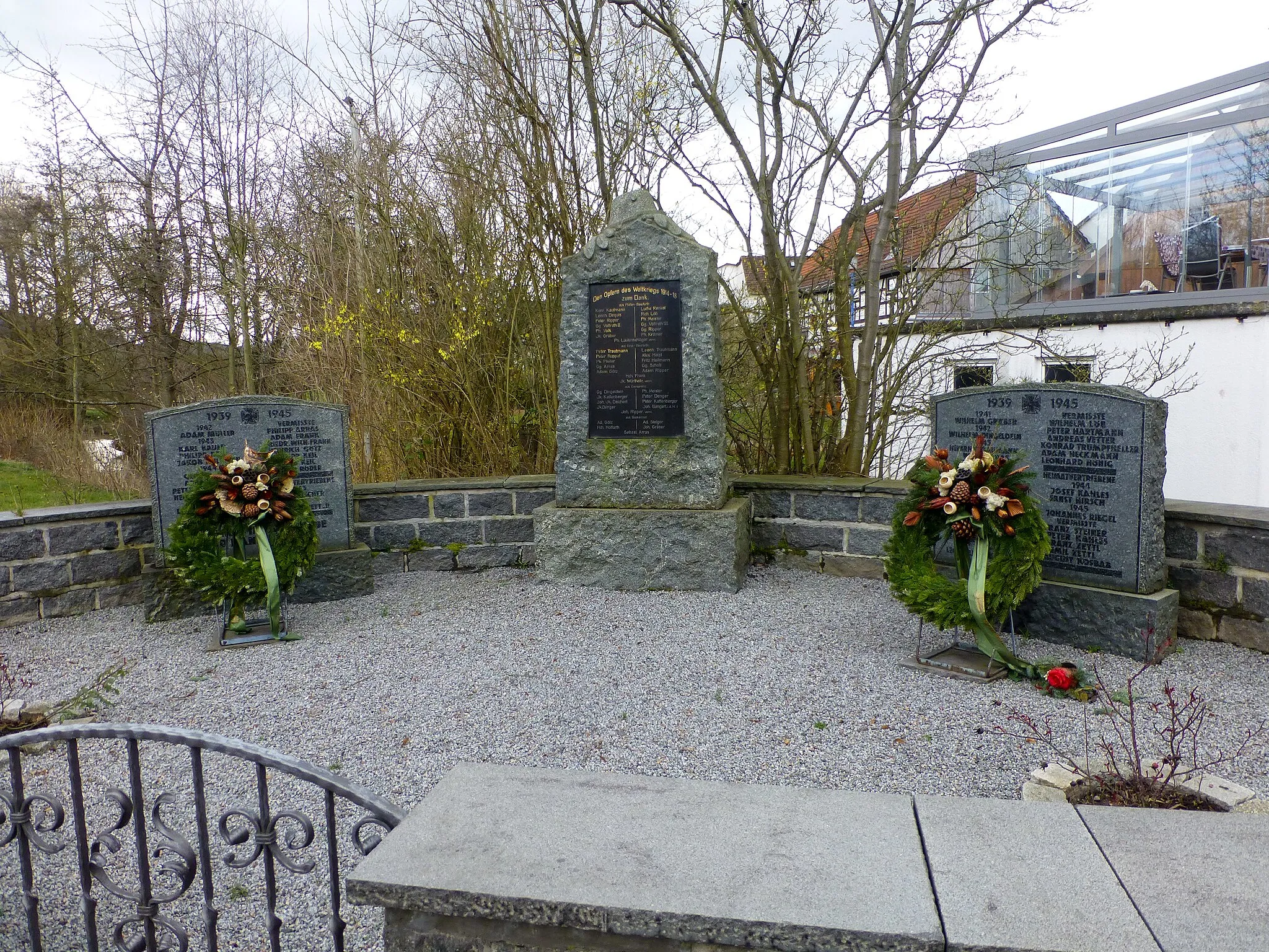 Photo showing: Kriegsgedenkstätte für Gefallene der beiden Weltkriege; Standort an der Brückenstraße in Kirch-Beerfurth