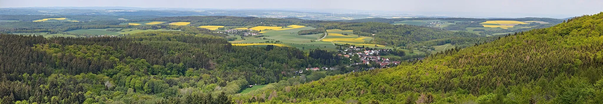Photo showing: Nature park Taunus, Hesse, Germany. View from the prominent slate rock named "Zacken" over the Emsbach valley in west-northwestern direction on the villages Oberems (on the right) and Oberrod (in the middle).
