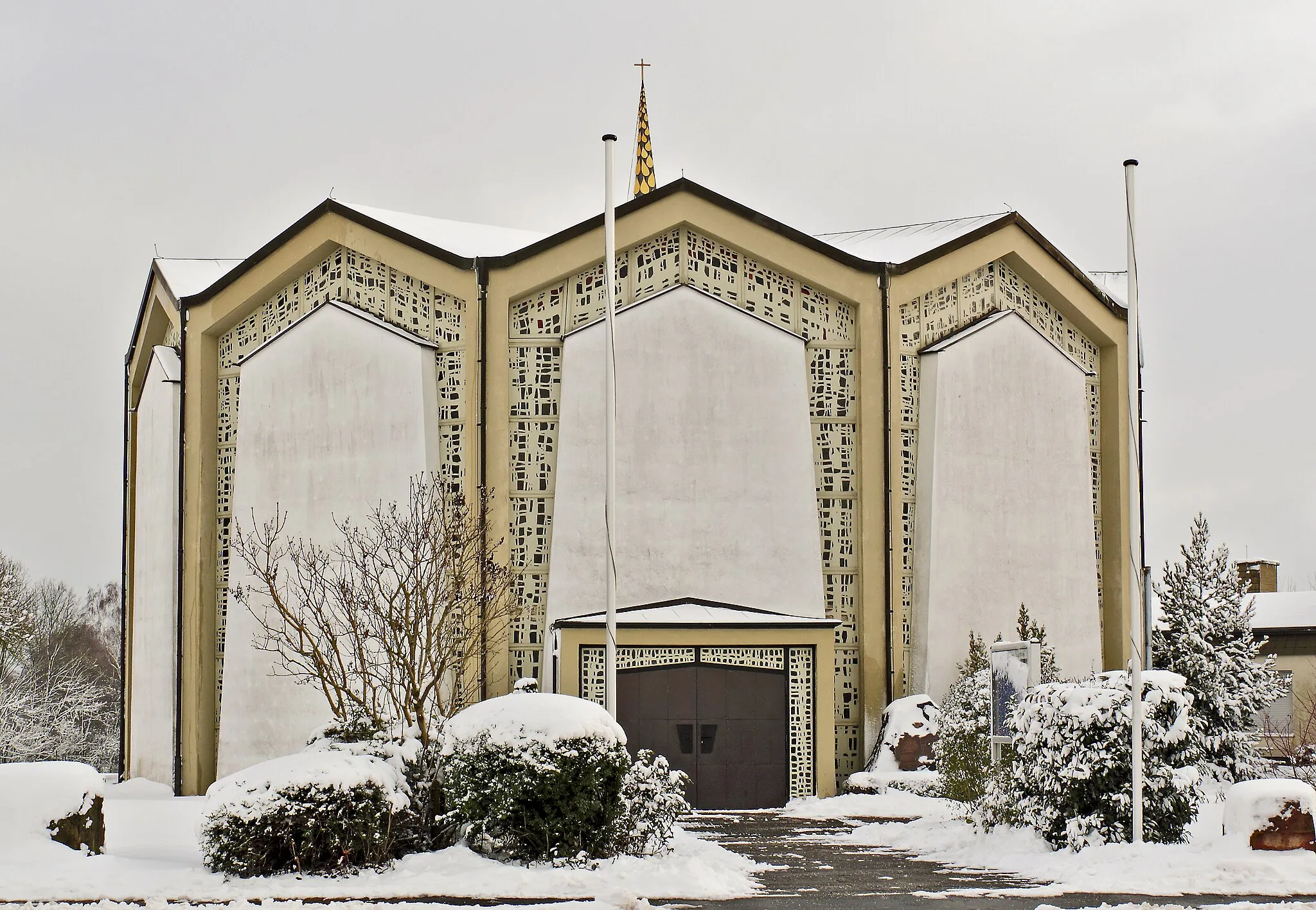 Photo showing: The Roman Catholic Christ-König-Kirche (Church of Christ the King) in Rothenbergen, Gründau, Main-Kinzig-Kreis, Hesse, Germany.