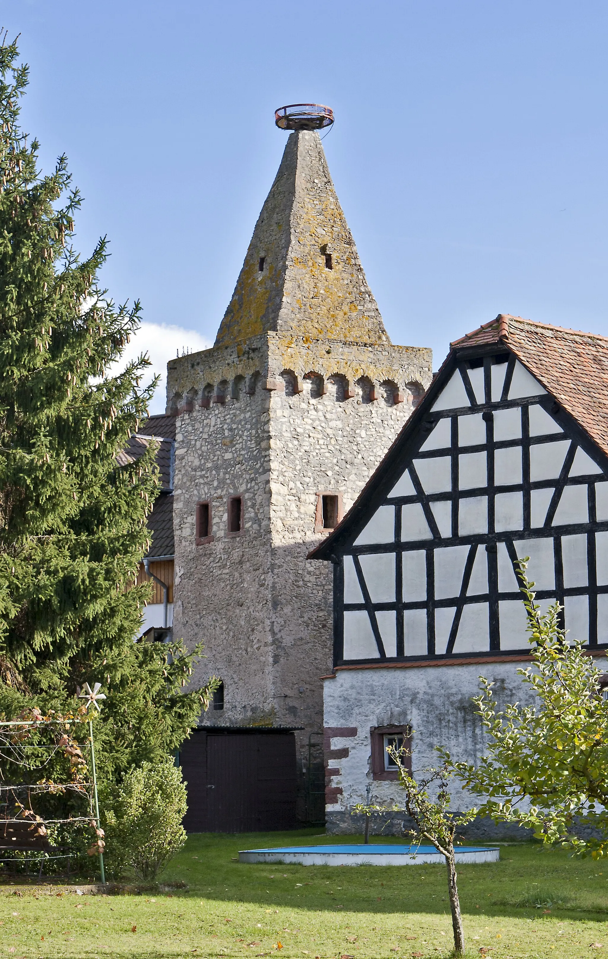 Photo showing: Rodenbach (Main-Kinzig-Kreis), Ortsteil Niederrodenbach, Wehrturm. Der letzte von insgesamt 8 Türmen der ehemaligen Ortsbefestigung aus dem 13. Jahrhundert mit einer Höhe von ca. 16m