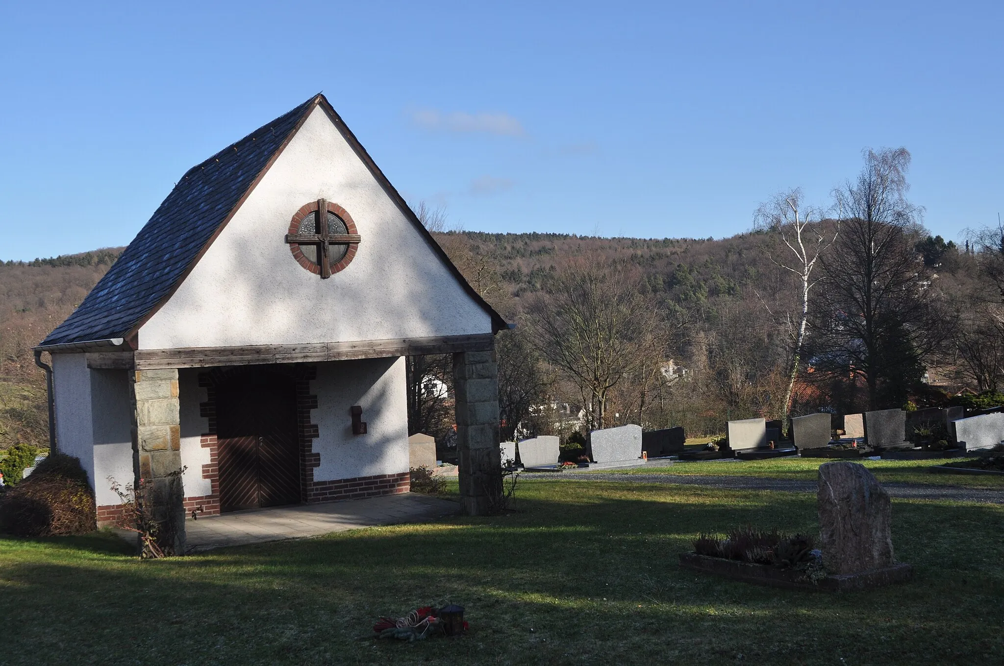 Photo showing: Sarglager auf dem alten Friedhof neben der Kirche in Altenhain