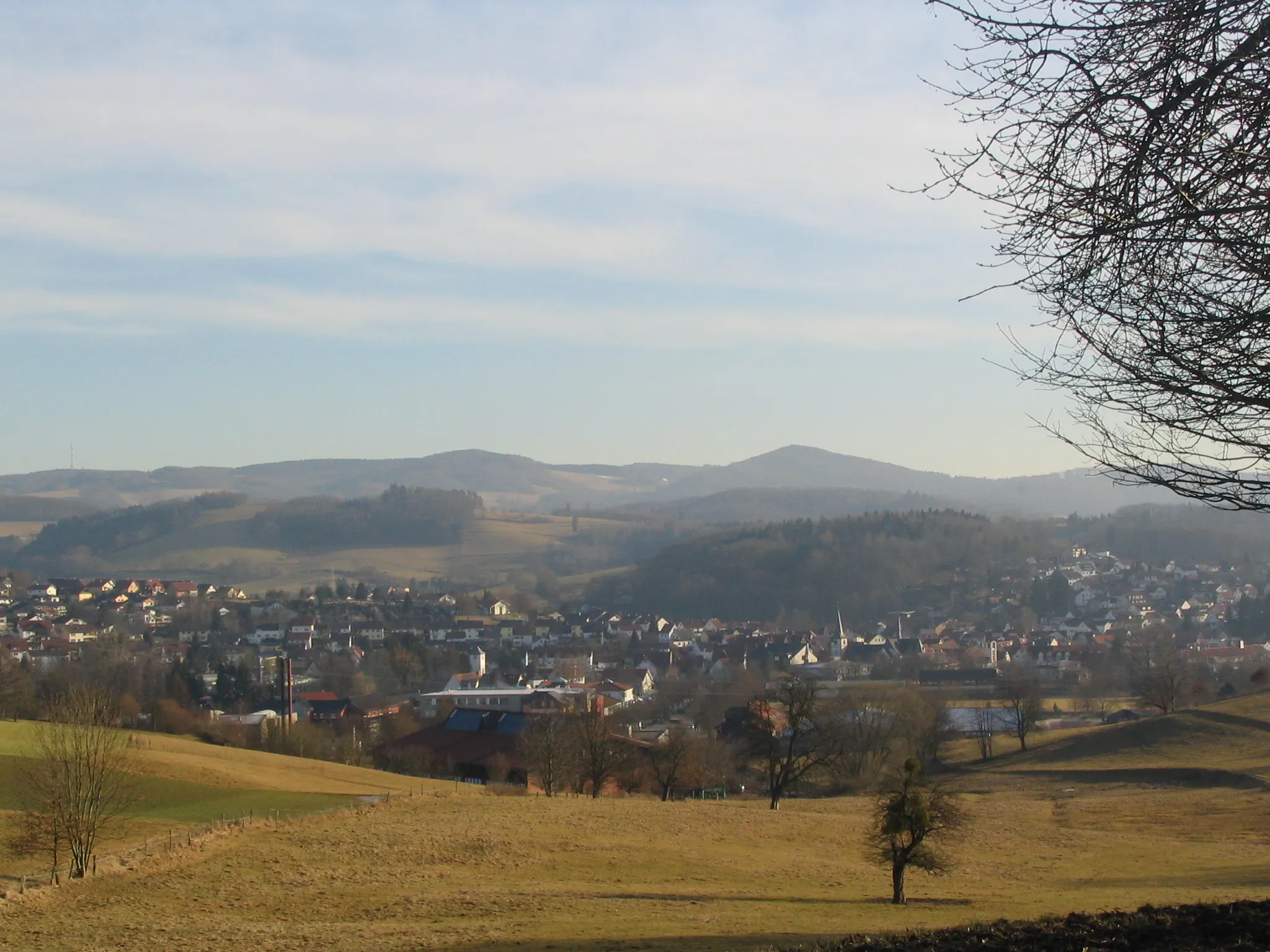 Photo showing: Mörlenbach im Weschnitztal vor den Granodiorit-Granit-Höhen Götzenstein und Kisselbusch