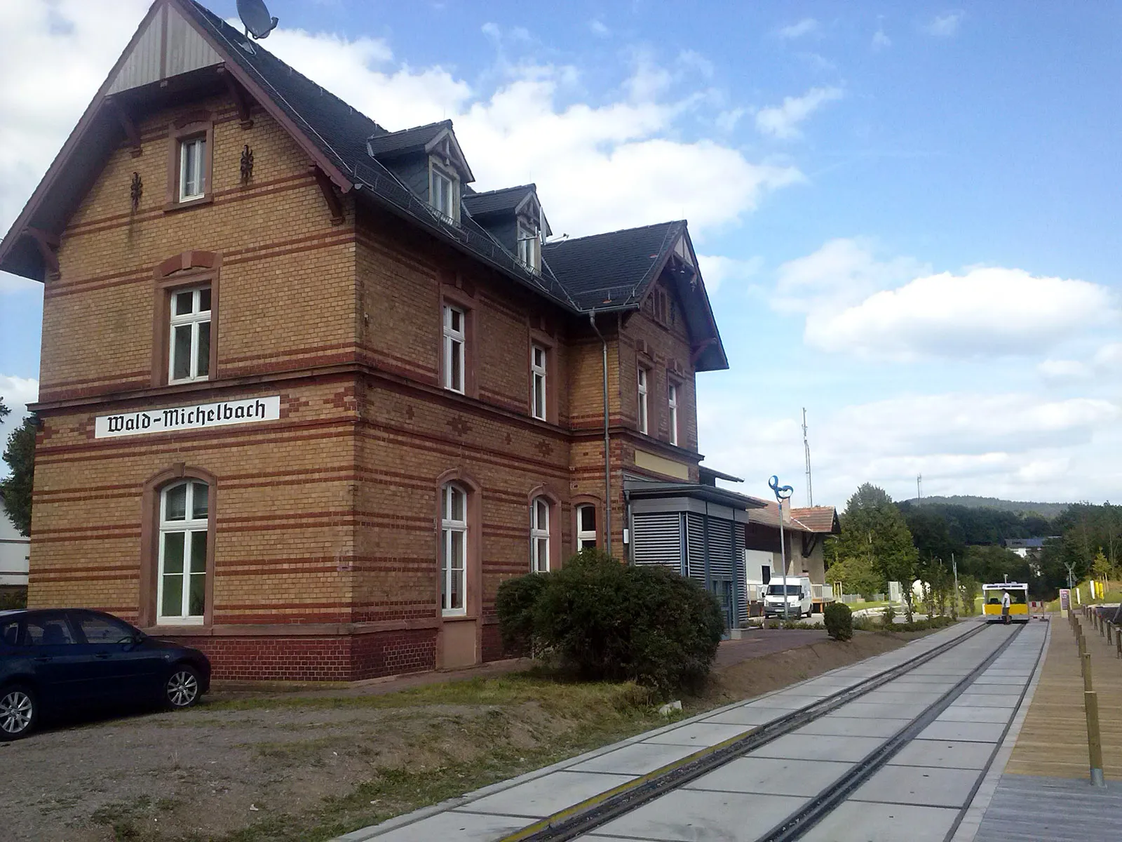 Photo showing: Der Bahnhof von Wald-Michelbach mit einer Solardraisine