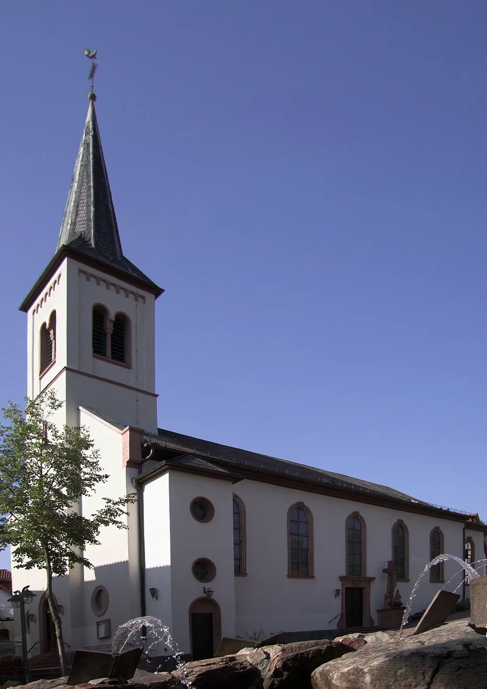 Photo showing: Catholic church, Wald-Michelbach

Kameradaten: Canon Powershot s70, for the rest see exif-data