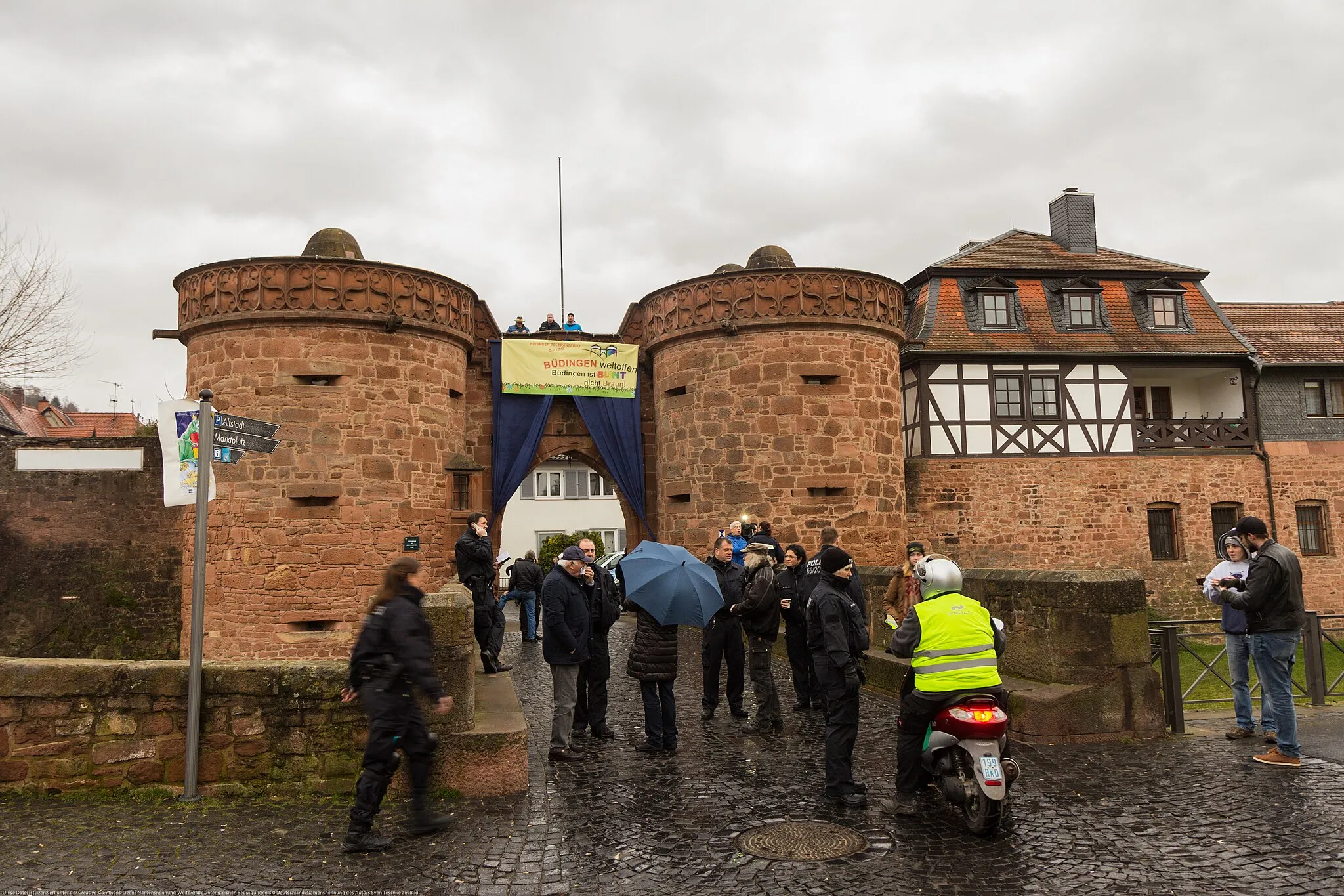 Photo showing: Jerusalemer Tor - Demonstration in Büdingen gegen die Erstaufnahmeeinrichtung des Landes Hessen für Flüchtlinge. Organisation: Melanie Dittmer.