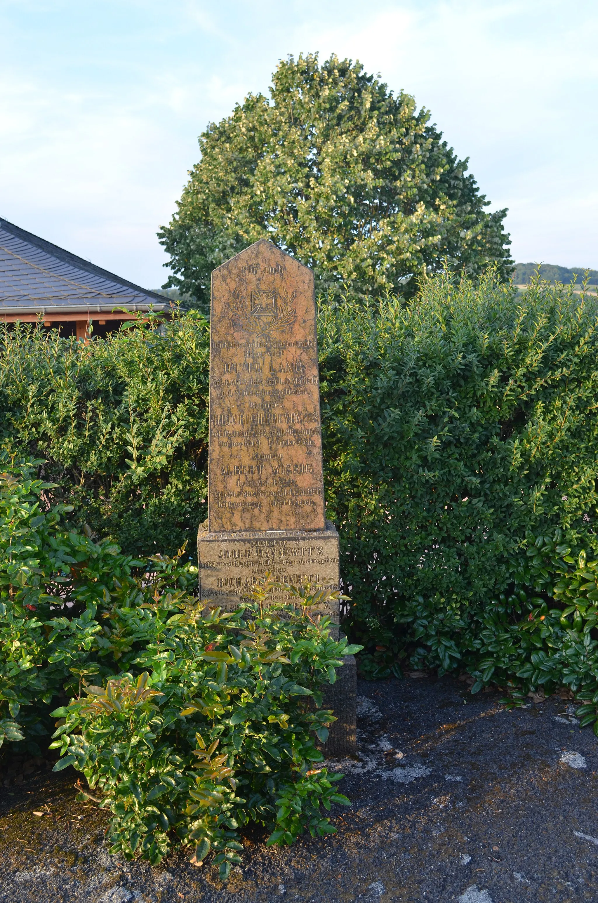 Photo showing: Heinzenberg, Friedhof, Ehrenmal