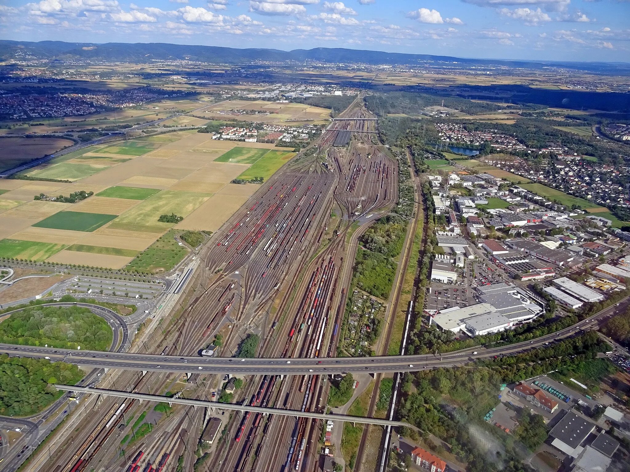 Photo showing: Luftbild des Mannheimer Rangierbahnhofs zwischen Bundesstraße B36 (Vordergrund unten) und Autobahn A6 (Mitte) und Blick Richtung Bergstraße (Heidelberg-Leimen-Nußloch), aufgenommen aus einem Tragschrauber.