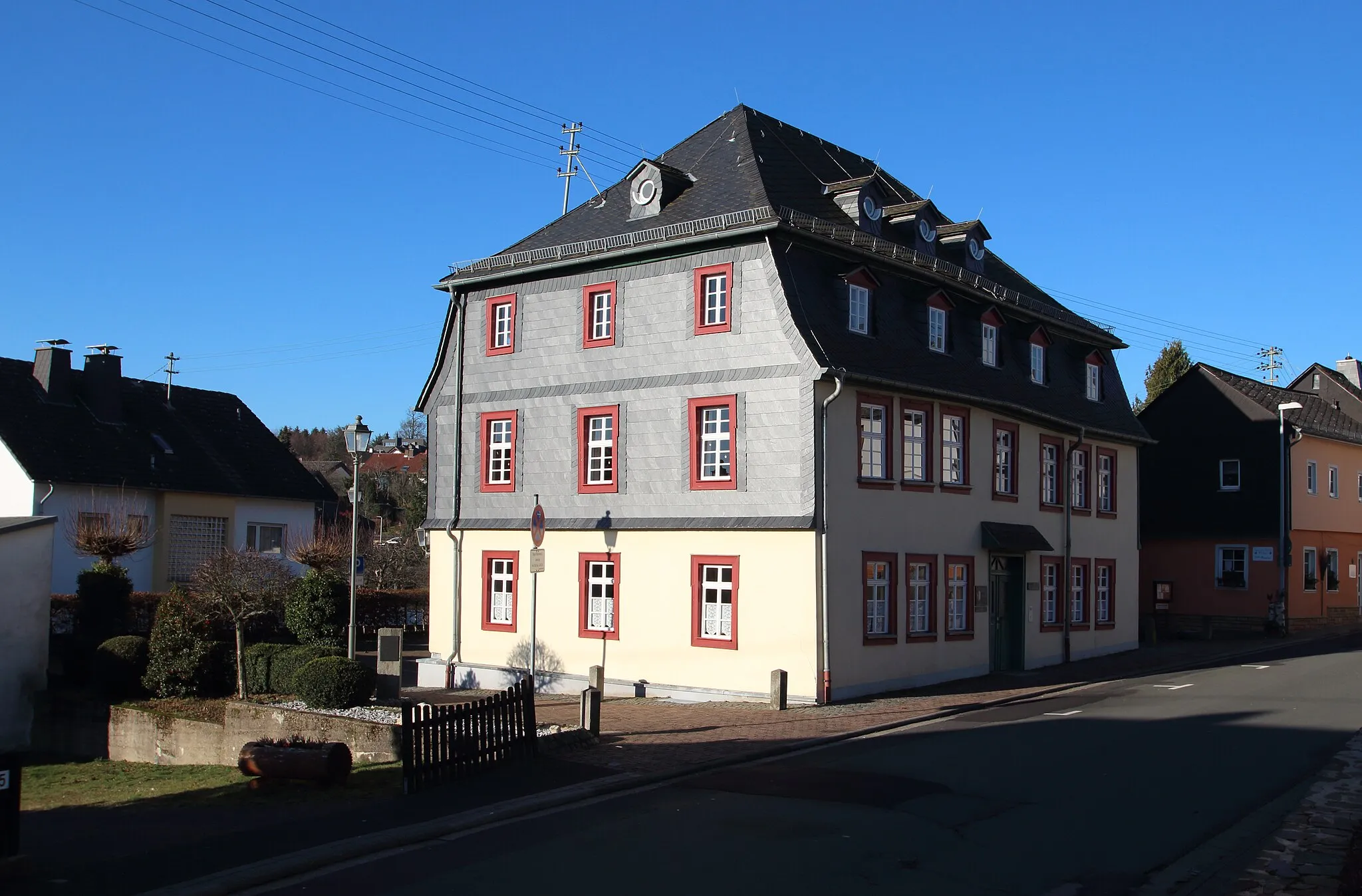 Photo showing: Bäderstraße 47  in Heidenrod-Kemel. Erbaut um die Mitte des 18. Jh. als Gasthaus "Zum goldenen Hirsch", wo 1813 Blüchers Generalstabschef York übernachtet haben soll. 1839 bis 1931 Schule, dann Wohnhaus (Haus Wieser). Heute Heimat- und Kulturhaus.  -> Quelle: http://denkxweb.denkmalpflege-hessen.de/13603