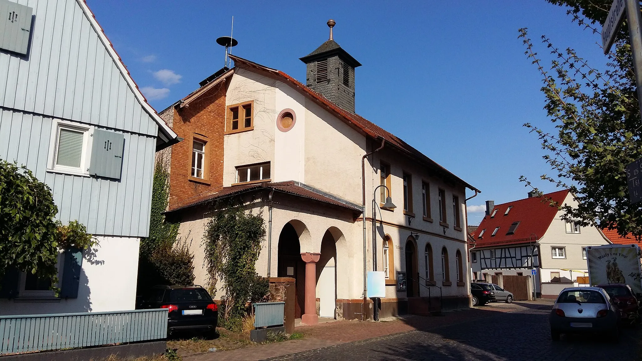 Photo showing: Ehemaliges Rathaus der Gemeinde Langstadt (heute Stadtteil von Babenhausen) in der Hauptstraße 28 von Süd-Westen (September 2018).