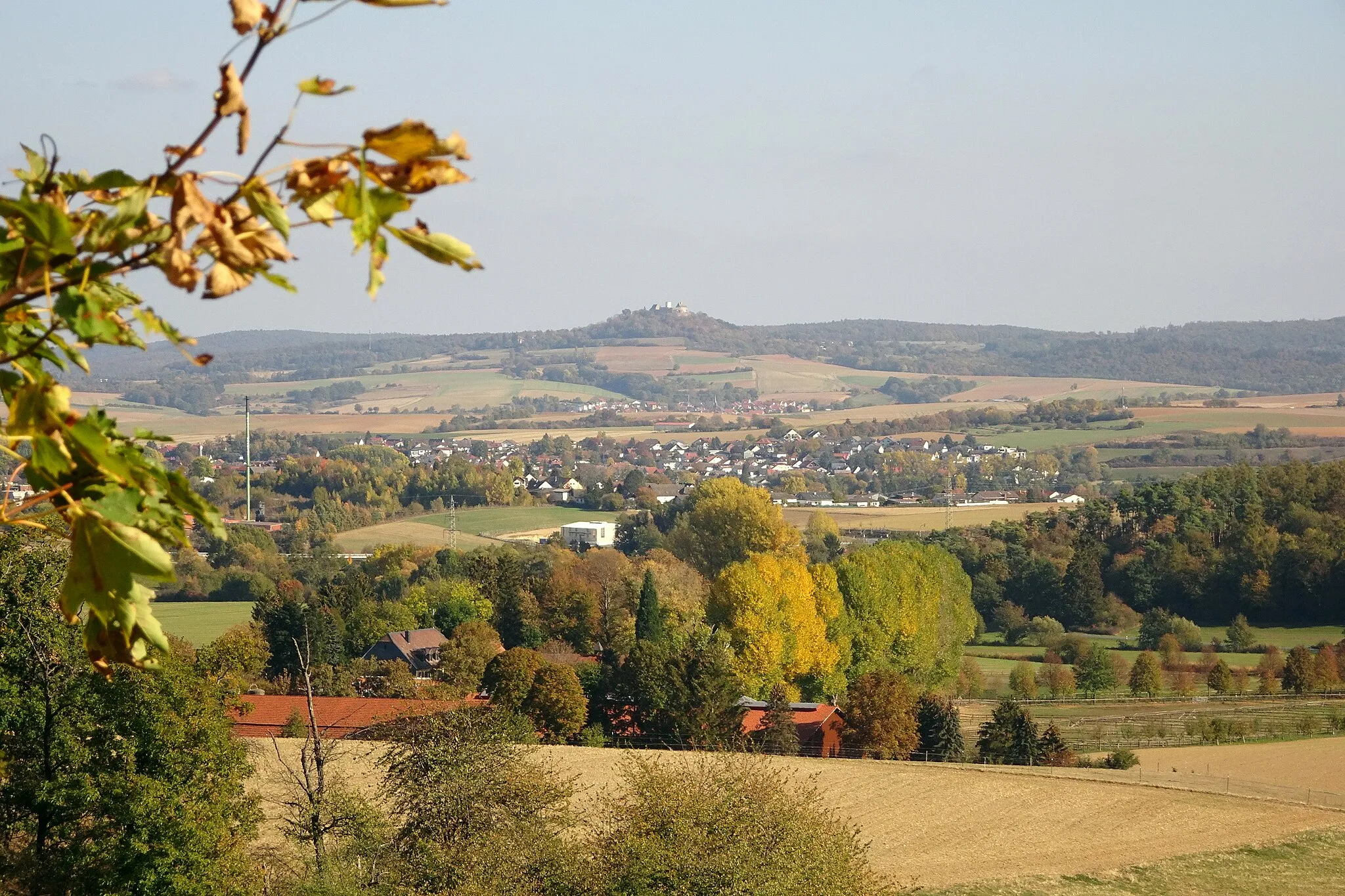 Photo showing: View from "Dörnbach" forest eastwards on "Reinheimer Hügelland": Reinheim, Nieder-Klingen and Otzberg. Autumn 2018. (Landkreis Darmstadt-Dieburg, Hesse, Germany)