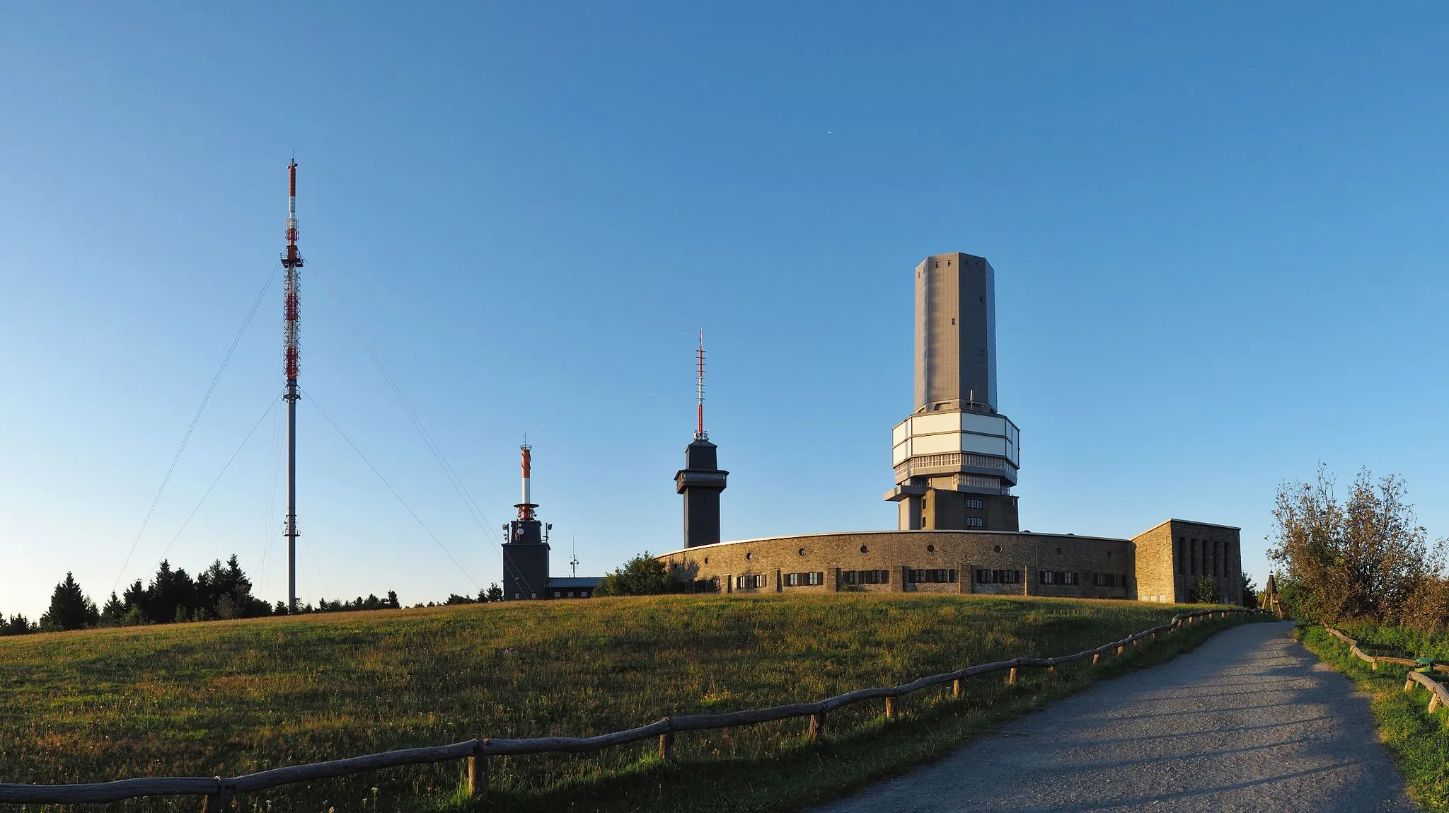 Photo showing: Buildings and towers on top of the Großer Feldberg, Taunus, Germany