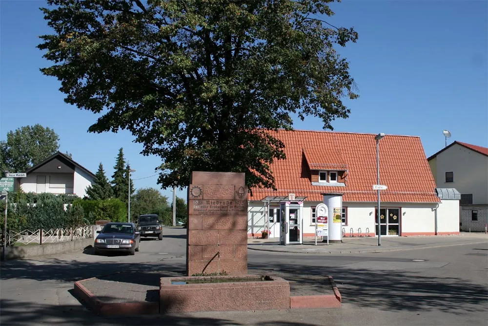 Photo showing: Dorfplatz mit Dorfbrunnen und renoviertem Milchhaus im Hintergrund, Hans-Dieter Niepötter, www.niepoetter.de, für bessere Auflösung Anfrage an hans@niepoetter.de