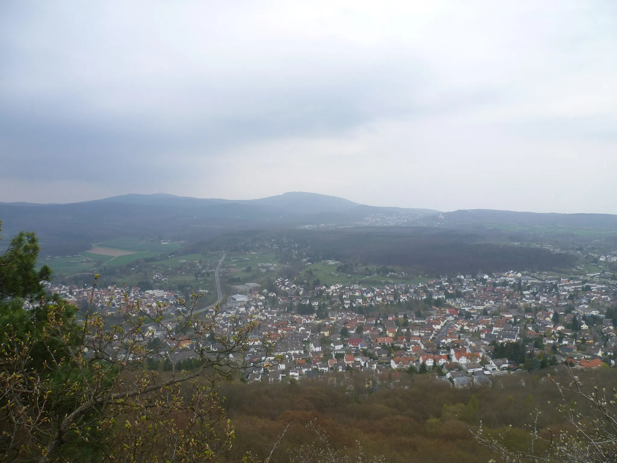 Photo showing: Ausblick vom Ringwall Staufen. Im Hintergrund links der Feldberg, rechts der Altkönig.