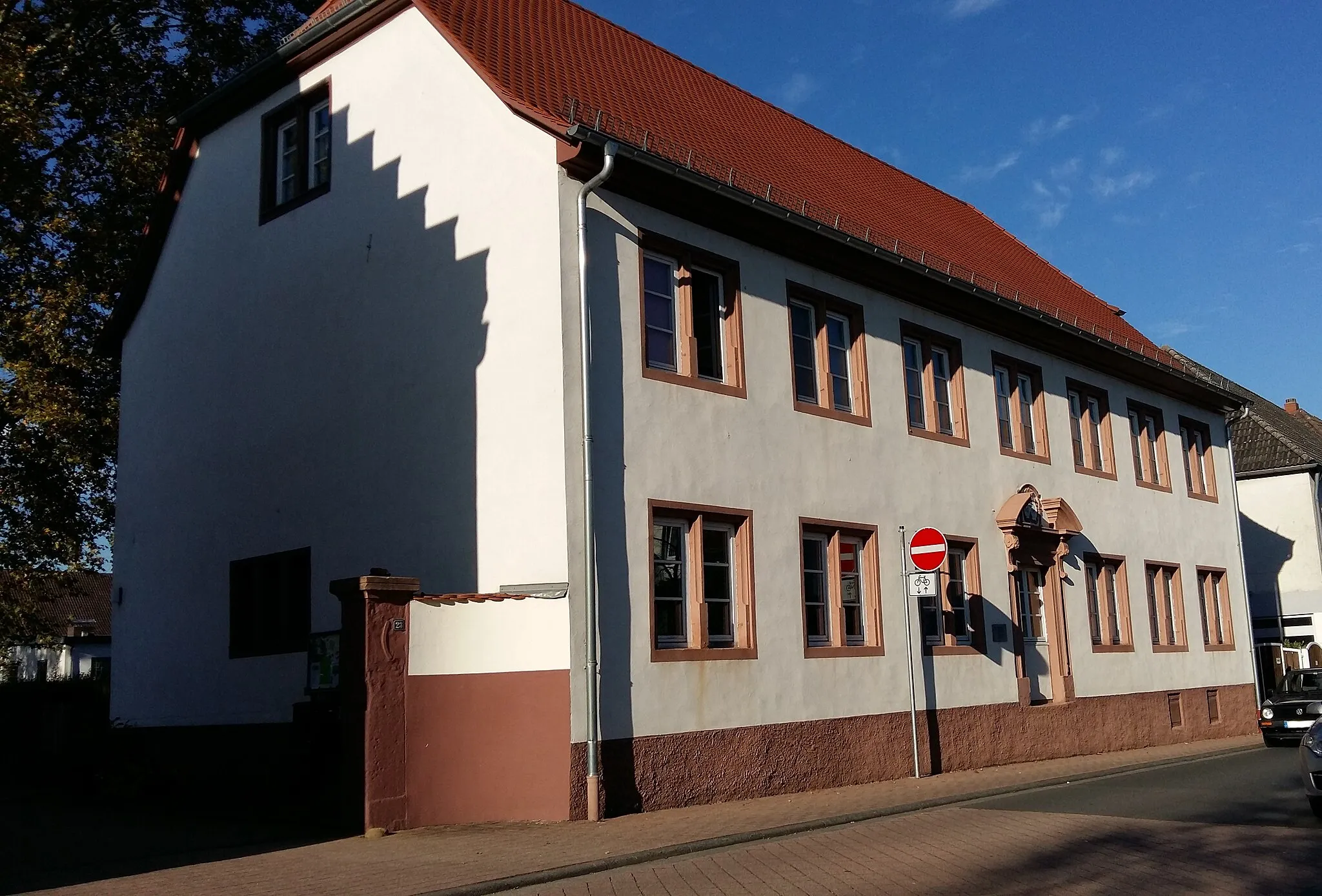 Photo showing: Um 1700 von Rittmeister Georg Friedrich von Weitolshausen, genannt von Schrautenbach als Herrenhaus des ehemaligen Schrautenbach’schen Hofgutes in der Nordhäuser Straße 23 in Roßdorf-Gundernhausen errichtet.