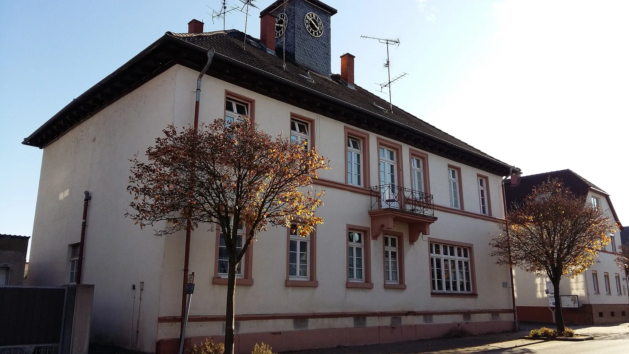 Photo showing: 1742-1745 von Freiherr Friedrich Phillip von Atzenheim als Herrenhaus seines Hofgutes erbaut und 1838 aufgestockt. 1843-1954 als Schule und bis 1997 als Postamt genutzt. 1905 bis 1977 auch als Rathaus genutzt.