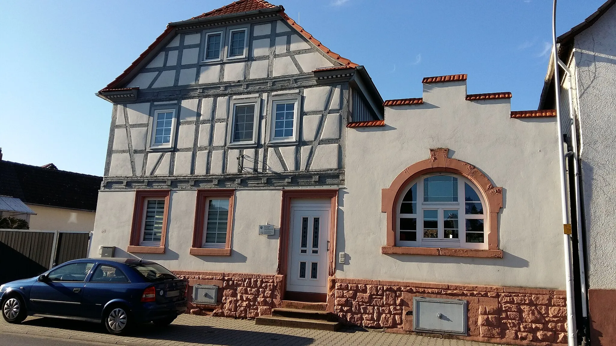 Photo showing: Ehemaliger Bergsträßer Hof in der Hauptstraße 63 in Roßdorf-Gundernhausen. von 1800-1925 Gasthaus Bergsträßer Hof, 1827 kurzzeitig Sitz der Revierförsterei und des Steuerkommissariats des Landratsbezirkes Reinheim.